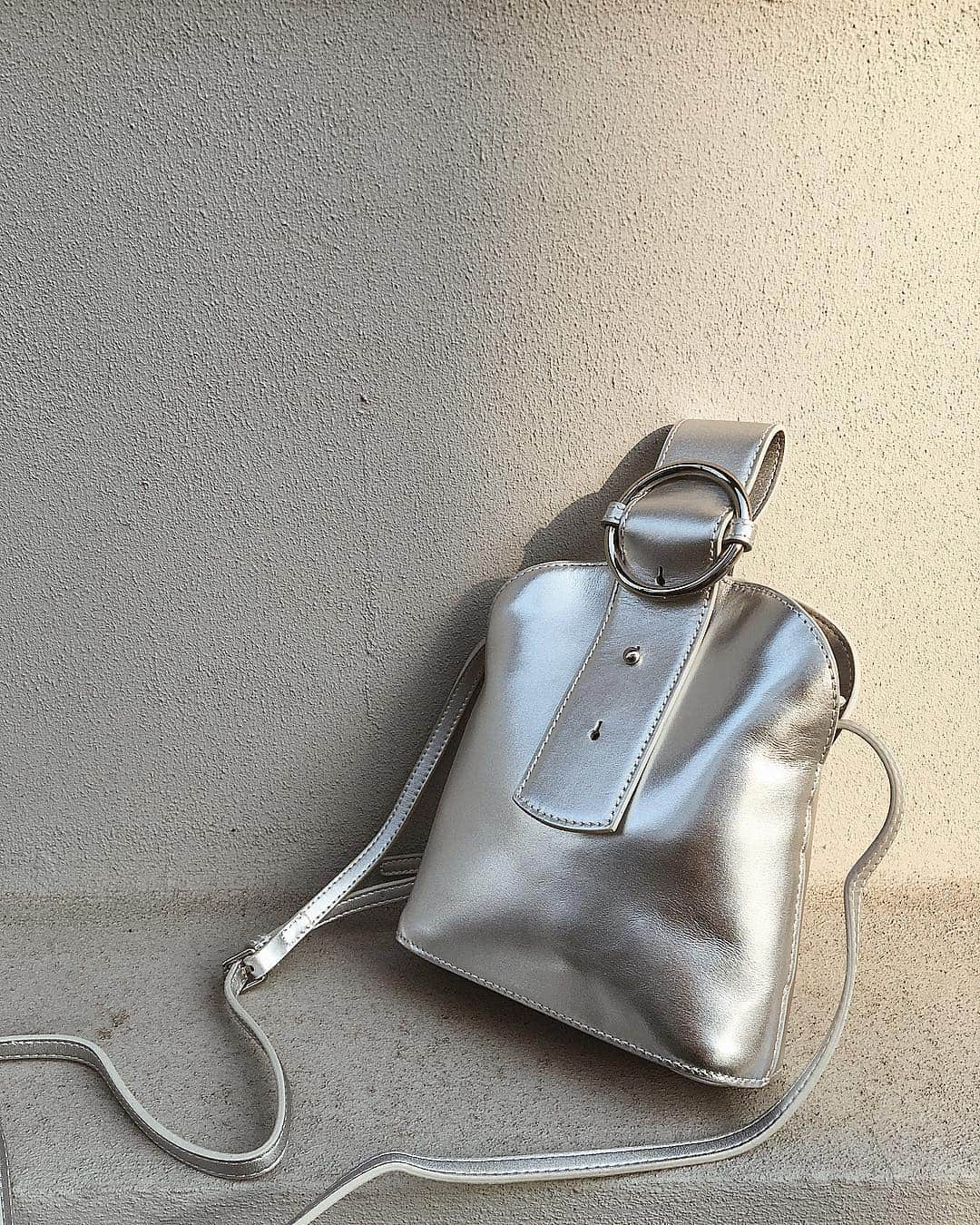 舞雛かのんさんのインスタグラム写真 - (舞雛かのんInstagram)「. silver. お店のお気に入りbag. 最近シルバーが気になる...❤︎. . tops... @elendeek  bag... @hedy_japan @parisawangny .  #hedy #hedy_japan #hedy_daikanyama #parisawang #silver #気になる色」4月23日 13時36分 - mizho_601