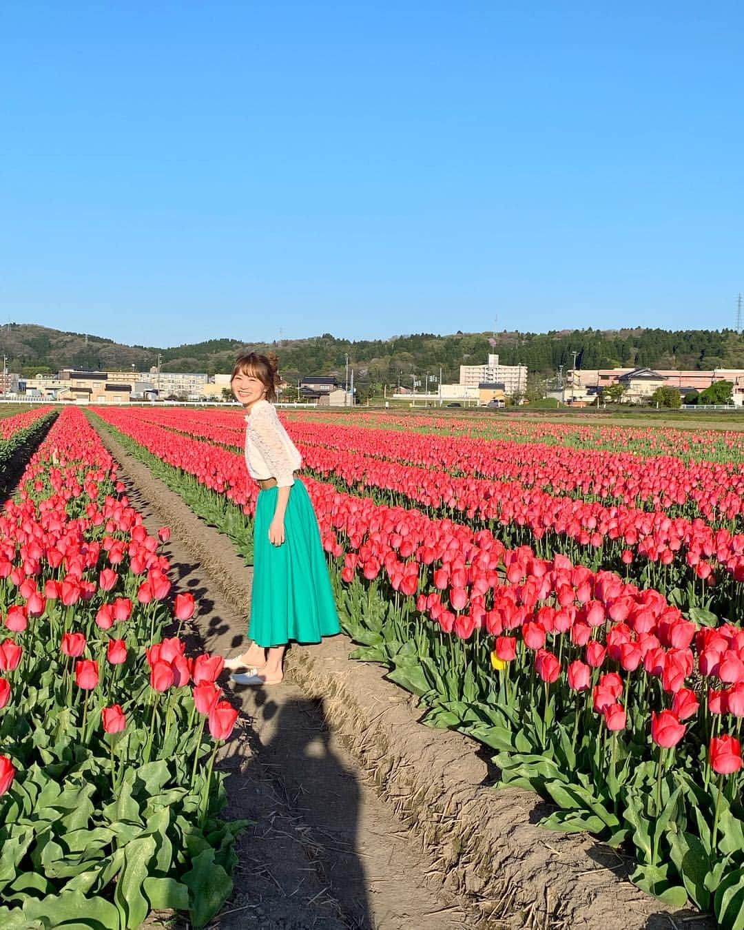 松本未夢さんのインスタグラム写真 - (松本未夢Instagram)「มีความสุข🥰🌷 . . . #มิมุ #ไม่ใช่มุมิ #คนญี่ปุ่น #เที่ยวญี่ปุ่น #เที่ยว #mimusdiary #Japan #japanese #toyama #tulips #flowers #sightseeing #trip #spring #japanlife #バンコク在住 #一時帰国中 #日本 #富山 #春 #チューリップ #チューリップ畑」4月23日 13時48分 - miiimuuu_chan