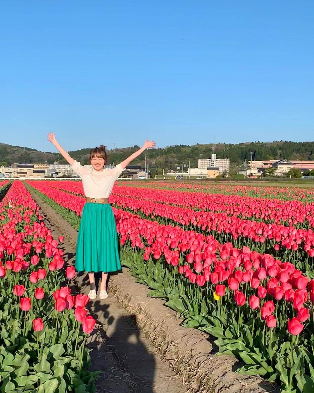 松本未夢さんのインスタグラム写真 - (松本未夢Instagram)「มีความสุข🥰🌷 . . . #มิมุ #ไม่ใช่มุมิ #คนญี่ปุ่น #เที่ยวญี่ปุ่น #เที่ยว #mimusdiary #Japan #japanese #toyama #tulips #flowers #sightseeing #trip #spring #japanlife #バンコク在住 #一時帰国中 #日本 #富山 #春 #チューリップ #チューリップ畑」4月23日 13時48分 - miiimuuu_chan