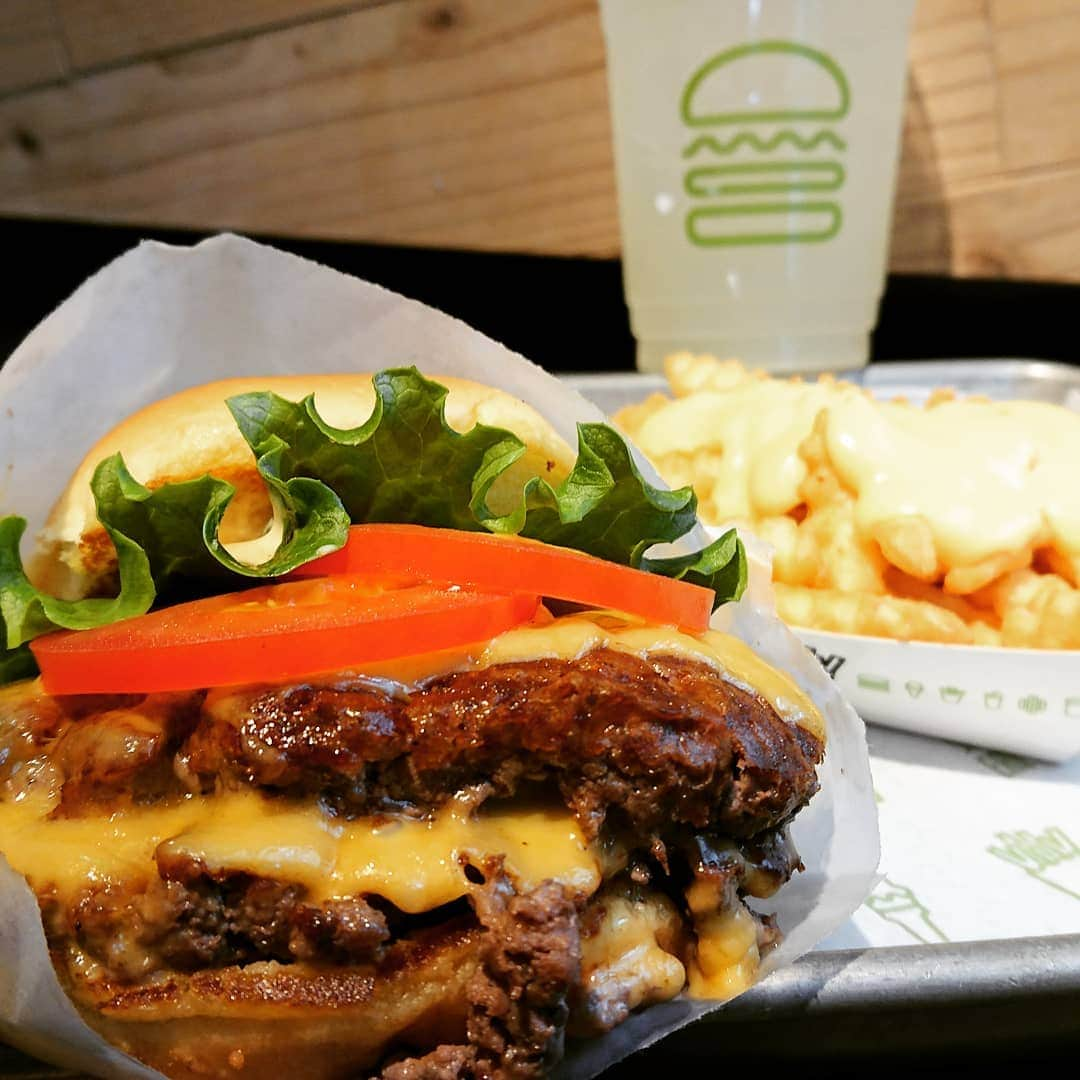 REIKAさんのインスタグラム写真 - (REIKAInstagram)「. 久しぶりの♥️ SHAKE🍔SHACK✨✨ 勿論お肉はダブルで⤴️ . . #shakeshack #シェイクシャック #ハンバーガー #hamburger」4月23日 13時42分 - reika_japan