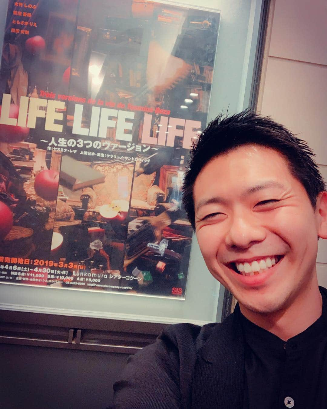 上坂嵩さんのインスタグラム写真 - (上坂嵩Instagram)「実は週末 #稲垣吾郎 さん出演の舞台「LIFE LIFE LIFE ～人生の3つのヴァージョン～」も鑑賞してきました！ #IMY 公演の直後！ #香取慎吾 さんの個展の前日です！  プライベートだったのでファンクラブでチケットを購入したのですが、当選した席がかなりの良席でビックリ！ 終演後、吾郎さんにご挨拶させていただいたところ、僕に気付いてくださっていたようで、「すごく近くに座ってましたよね！」と言ってくださいました😭✨ そうなんです。「エゴイスト！」と言う瞬間、真下にいました😂  少しの時間でしたが、作品への感想などもお話させていただくことができました！ 細かな表情やセリフのトーンの変化が印象的な作品。吾郎さんも「コミカルな要素を大事に演じています」と仰っていました🍀 スマートで、ユーモア溢れる吾郎さんでした！  そして、けさの #ドデスカ でもご紹介した通り、 #ロトもだち の新CMも解禁に！いつか東海地方にもきて欲しいですね！  #LIFELIFELIFE #大竹しのぶ さん #ともさかりえ さん #段田安則 さん #ケラリーノサンドロヴィッチ さん #新しい地図 #メーテレ #ドデスカ #アナウンサー #上坂嵩」4月23日 13時43分 - takashi_uesaka_nbn