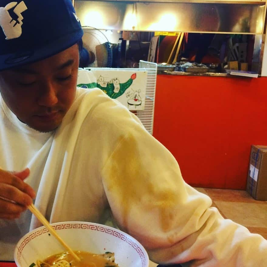 池田周平さんのインスタグラム写真 - (池田周平Instagram)「金龍ラーメンのスープを服につけることに成功しました。 これでいつでも金龍のスープを楽しむことができます。 これで腕枕された女性は最高やと思います。 テンピュールの低反発なんか比じゃないです。 とんピュールの低豚骨でやらせてもうてます。 ラーメン持ちながらぶつかってくれたお兄さんに感謝です。  そんな僕が単独ライブをします。  タナからイケダ単独ライブ 「唐揚げ定食〜みそ汁を漫才に変更で〜」 ZAZA POCKET’S  開演20:45  置きチケもできますんでよろしくお願いします！  #タナからイケダ  #単独ライブ #zazapockets  #金龍ラーメン  #テンピュール #低反発」4月23日 13時46分 - ikeda_shuhey