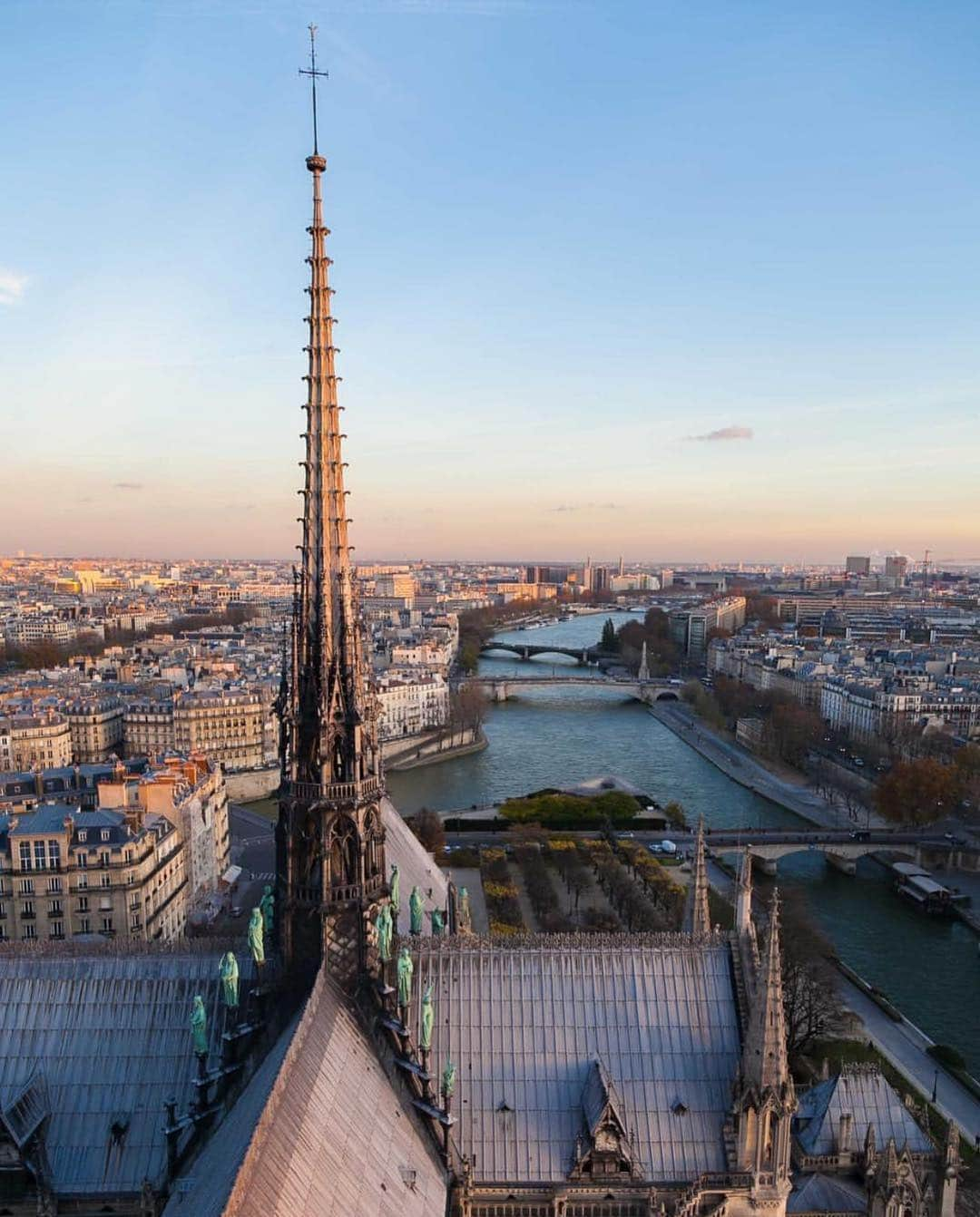 Wonderful Placesさんのインスタグラム写真 - (Wonderful PlacesInstagram)「Notre Dame - Paris ✨🙏🏻🙏🏻💜💜✨ . Pictures by ✨✨@saaggo✨✨ #wonderful_places for a feature 💜」4月23日 13時52分 - wonderful_places