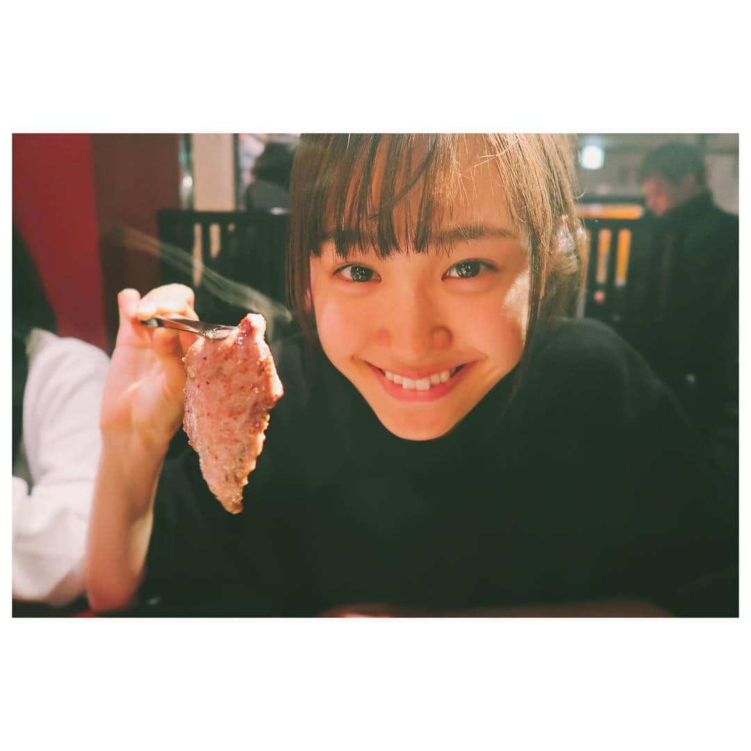 尾碕真花さんのインスタグラム写真 - (尾碕真花Instagram)「. . や！き！に！く！！🥩 . 私が愛してやまない焼肉です😍 . この間、家族がこっちに遊びに来てる時に連れて行ってもらいました！ . やっぱりお肉を食べてる時はとっても幸せな気持ちになります💞 . #尾碕真花  #焼肉」4月23日 13時53分 - ichika_osaki_official