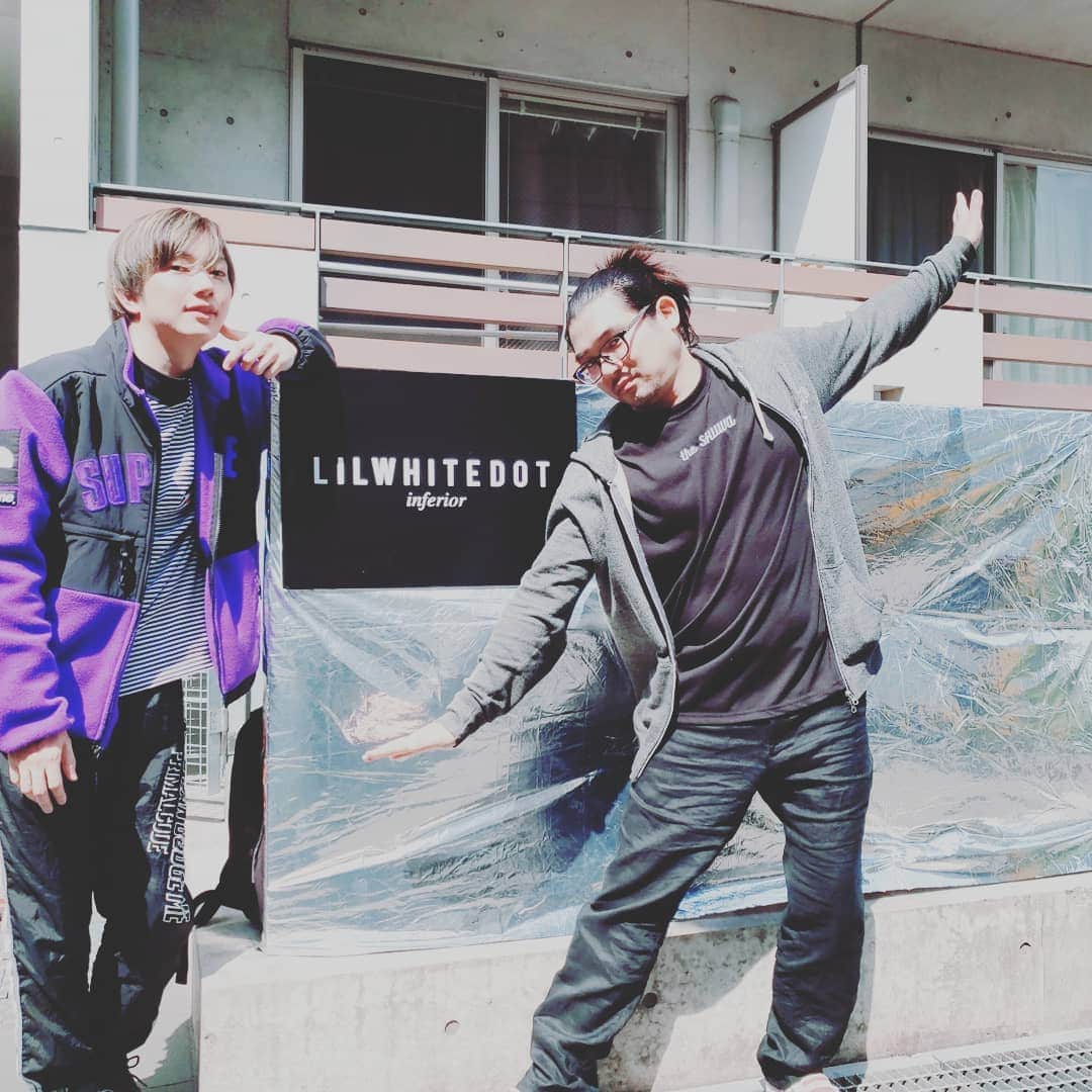 のインスタグラム：「その後は誠治くんとLILWHITE.の展示会へ！ 新作たちはリフレクター活かしたデザインが多くてとても僕好み☺  映画の話をデザイナーと誠治くんの3人で楽しくして、刺繍Tをつけてきました。  白Tなんだけど、洗いのかかった古着ぽい感じがとてもかっこいいの👕  #Migimimisleeptight  #lilwhite  #lilwhitedot」