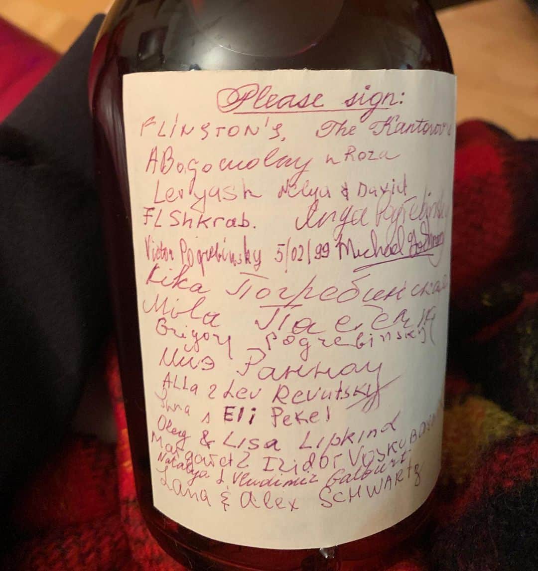 Elliana Shayna Pogrebinskyさんのインスタグラム写真 - (Elliana Shayna PogrebinskyInstagram)「On my first birthday, my parents had everyone who attended sign this bottle. Some are still with us, while others have already passed away. I will always be thankful for those who were there to support me from day one. Thank you guys for all the Birthday wishes, it really meant so much to me. This year has been hard, but it’s moments like these with family and friends that make it better. #21 #earthdaybirthday #legal #peepthatbiceppopping」4月23日 14時00分 - elliana_pogrebinsky
