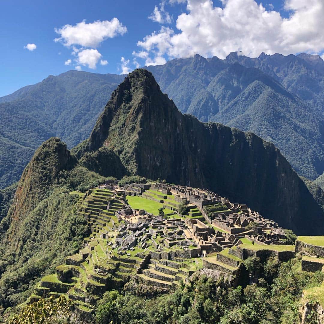 阿久津ゆりえさんのインスタグラム写真 - (阿久津ゆりえInstagram)「Machu Picchu DAY1. ついにやってきたマチュピチュ！ 感無量すぎて無我夢中で写真を撮りまくってしまった...。 でも、自分の目にもしっかりと焼き付けてきたよ！⛰👀 すごいよ〜すごすぎるよ〜マチュピチュ！！！笑 リャマ達とも仲良しになりました🦙🌈 #VisitPeru #ペルー #peru #machupicchu  #意外性大国ペルー #マチュピチュ #クスコからPERURAILで1時間半 #マチュピチュ駅の色使いが素敵💠 #写真撮りすぎて選べない問題 #DAY2の朝マチュピチュも後で載せます #リャマ可愛すぎてたくさん載せちゃう #yurie_travel」4月23日 14時03分 - yurie__a