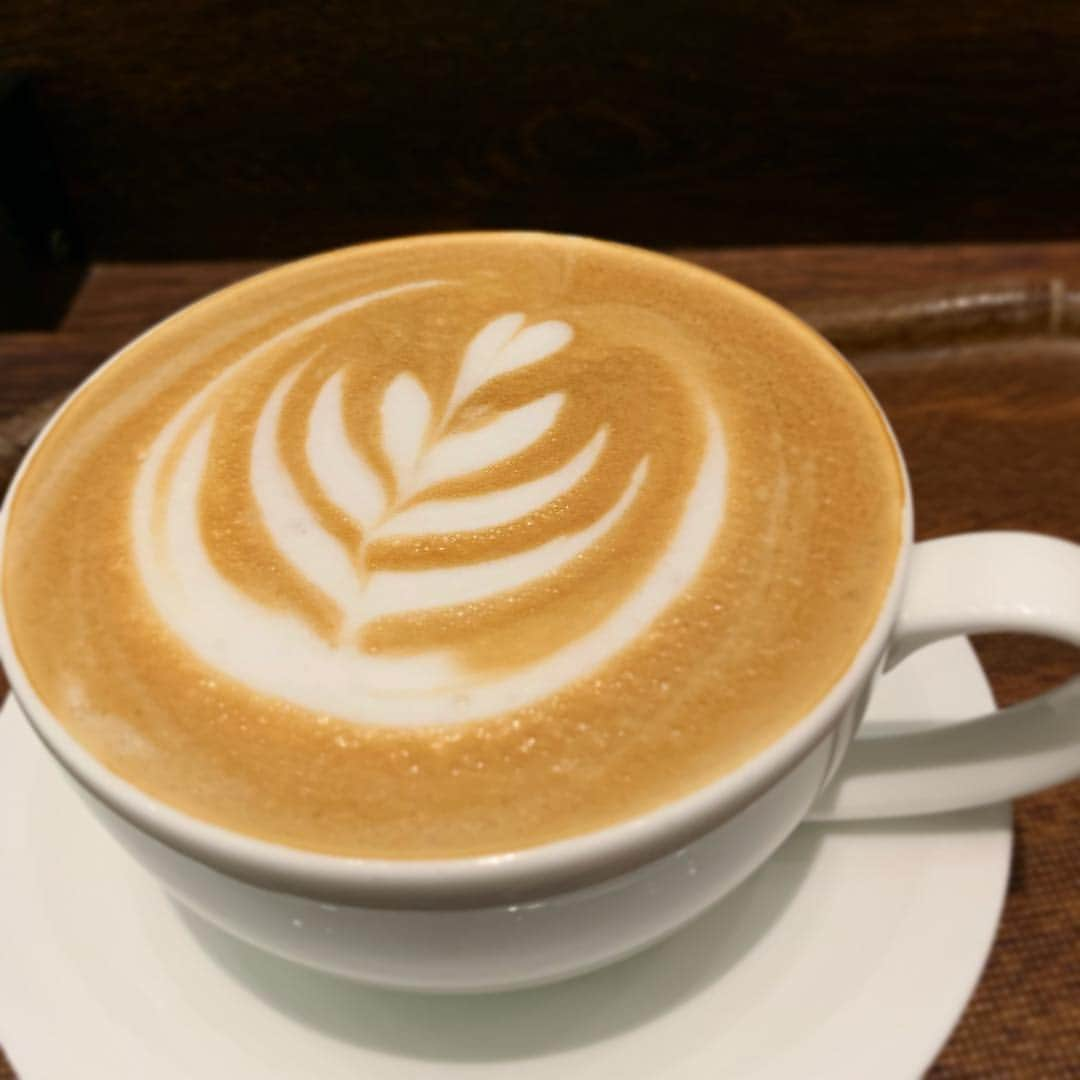 三倉茉奈さんのインスタグラム写真 - (三倉茉奈Instagram)「ふう。カフェマキアート。 ここ最近は大阪東京を行ったり来たり行ったり来たり… それは落ち着いたけど、まだまだやることがたくさん。頑張るー。 一つ終わるたびにすぐ後悔とかして、あーすれば良かったこーすれば良かった、とうじうじ考えがち。 だけどそんな時間はないし後ろを振り向いても仕方ないので、前に進むこと、反省を次に生かすことを考える！よしっ。 #cafe  #coffee #macchiato #仕事の合間のお茶タイム☕️」4月23日 14時14分 - mana_mikura_official