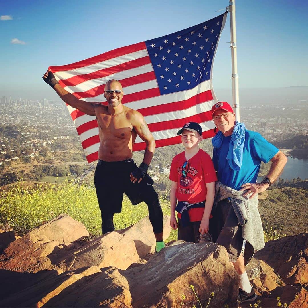 シェマー・ムーアさんのインスタグラム写真 - (シェマー・ムーアInstagram)「HOLLYWOOD SIGN Mountain Top!!! Every Year me and my Boston Family have made a tradition of hiking to the Hollywood Sign ⛰😎 12 year Old Cousin ROBBIE and 71 Years young UNCLE STEPHEN And Lil O’l Me.... WE MADE IT!!! So PROUD to spend my birthday week with MY FAMILY!! 🧡」4月23日 14時10分 - shemarfmoore