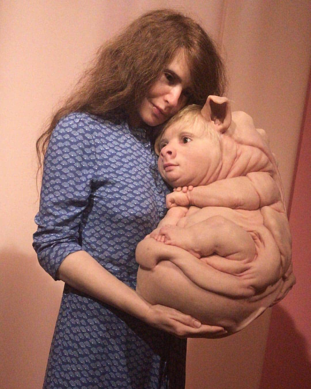 水原希子 さんのインスタグラム写真 - (水原希子 Instagram)「Patricia Piccinini ❤️A World of Love @patricia.piccinini  私たちが生きているこの世界には、沢山の愛の形があって、 それは一言では言い尽くせない。環境や感情、色んな事が 細かく、複雑な層、レイヤーになって重なっている。 もっと沢山の人が、世の中にあるルールに囚われすぎずに、 多様な愛の形を寛容な気持ちで見守る事が出来たら素敵だな💭  そんな未来を夢見てます。 知らない事に対してNoと言うのは、自分が知ってるもの以外 受け入れられないから。Noというのは簡単。狭い。 私はもっとYesを増やして、前進したい。拡張したい。 知らないものを拒絶しないで、凝視してみる。 自分の中に沸き起こる 色んな声に耳を澄ませてみる。 受け入れてみる。自分の感覚、思考が変化していくのを感じる。 そしたら心のどこかがホッとして気持ちよくなるんだよね。 ああ、世界にはまだ自分の知らない事が沢山ありふれていて、 私が知っている事や、見ているのは世界って まだほんの一部なんだなって。 そうやって生きる楽しみが増えていく❤️」4月23日 14時14分 - i_am_kiko