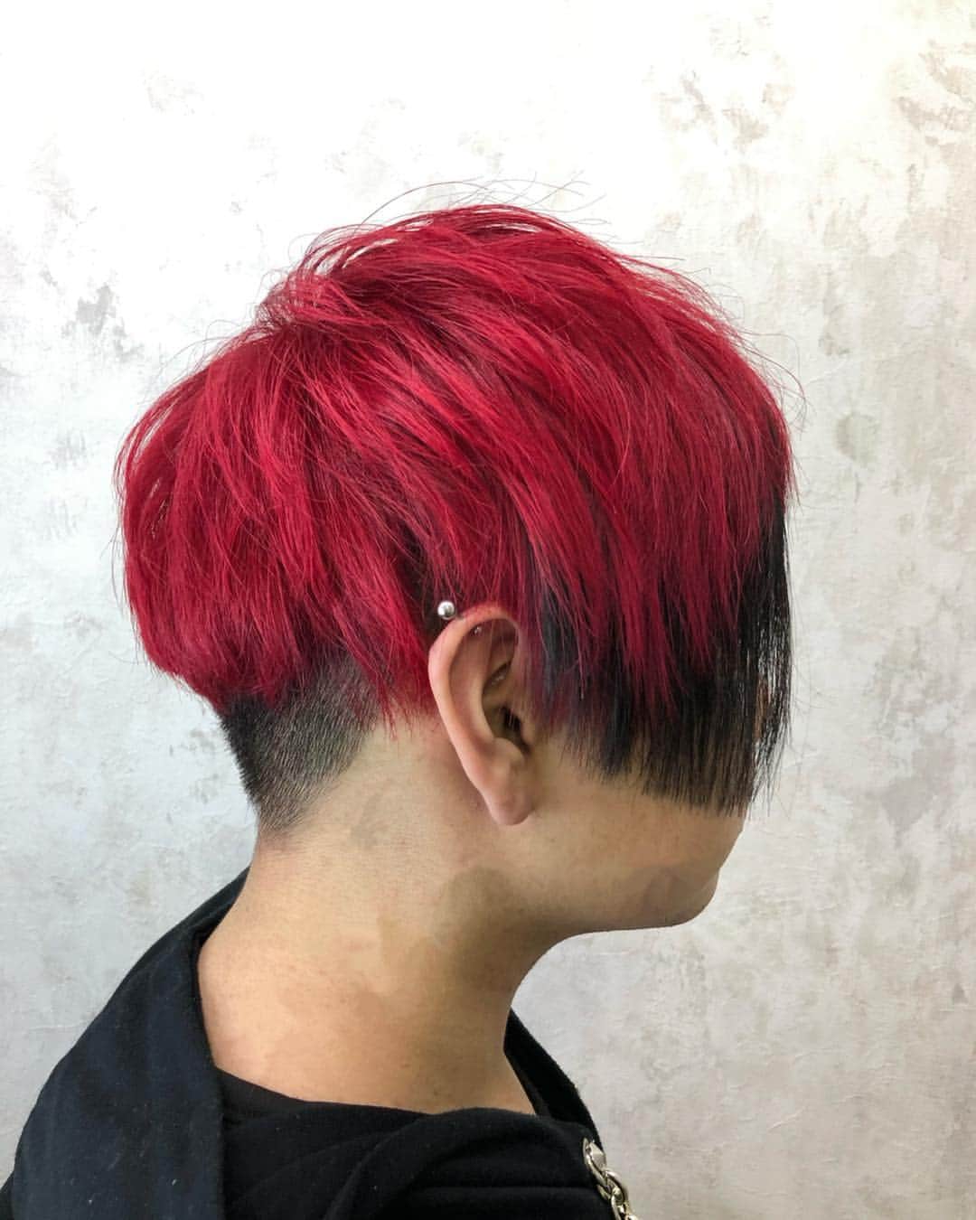 salon PRATiNO(サロンプラチノ)のインスタグラム：「. ❤️🖤❤️🖤❤️. RED &BLACK 🖤❤️🖤❤️🖤. 赤の部分は地毛✨✨ 2トーンカラーがオシャレ！ インナーの黒はシールエクステで長さを足しました😈 シールエクステはボコボコせず 自然な仕上がりになるのでオススメ！ 「一部だけ長さが欲しい」 「ここの毛ほしい」 そんな時は是非シールエクステを❣️ . . 【CLAVIS PRATINO】 ◇月曜日～土曜日 11:00～20:00 ◇日曜日 11:00～18:00 ※時間外はお問い合わせください。 愛知県名古屋市中区錦3-4-19石垣ビル７Ｆ ☎︎052-962-7017 . . #hairstyle #hair #cornrow #clavispratino #pratino #hairsalon #FIBREPLEX #nagoya #haircolor #love #特殊ヘア #ブラックヘア  #コーンロウ #ブレイズ  #派手髪 #ヘアカラー  #外国人風カラー#バレイヤージュ #グラデーション  #美容室 #ヘアサロン #クラビスプラチノ #名古屋 #栄 #錦」