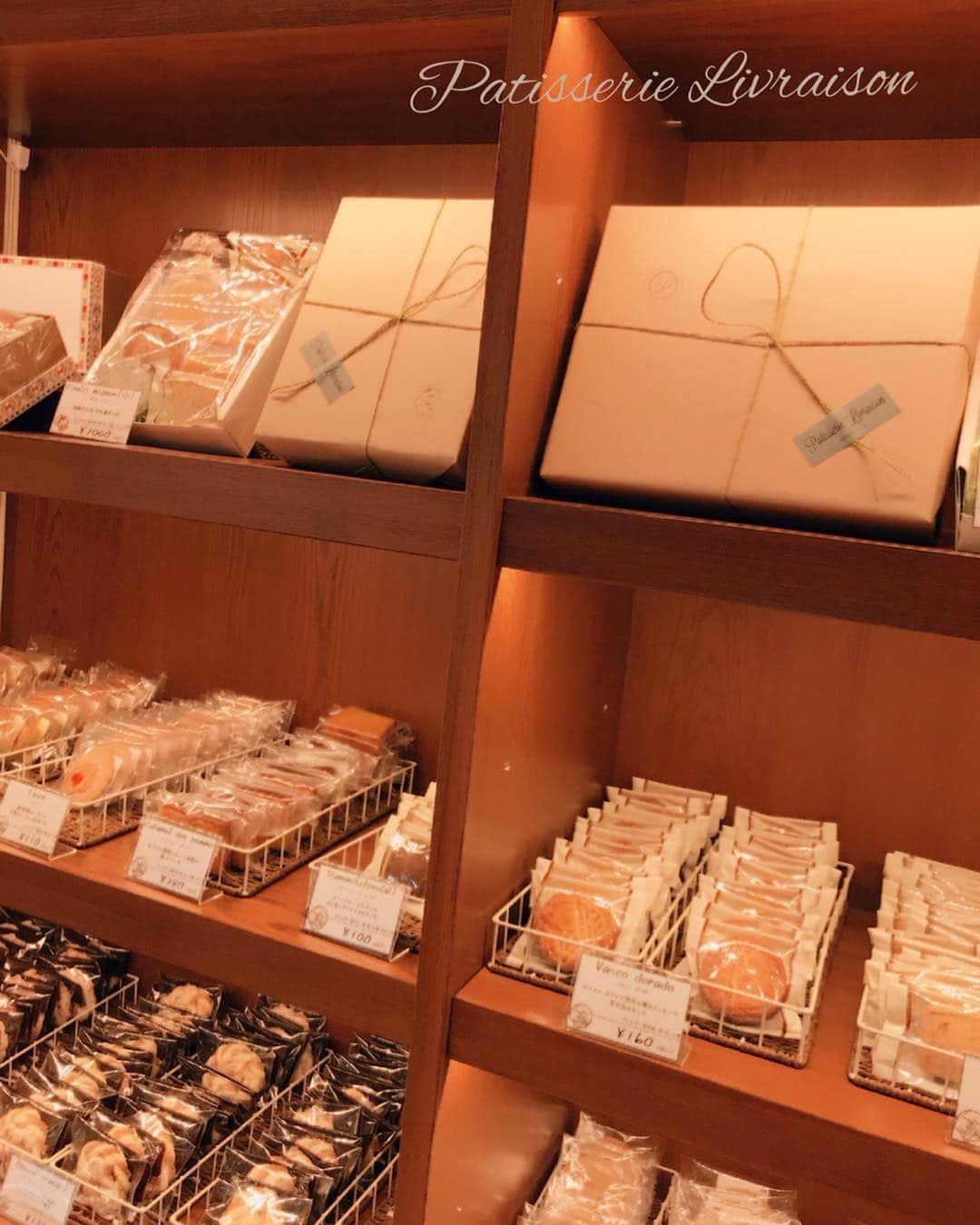 イラストレーター山崎牧子さんのインスタグラム写真 - (イラストレーター山崎牧子Instagram)「Patisserie Livraison パティスリー リブレゾン  東京都 JR国分寺駅近く 4月13日にオープンされた 洋菓子屋さん💕 念願叶って行って来ました。 お菓子の詰合せのボックスの 他にも、描かせていただいた 小さなパティシエ（ルルとノワ） がちょこんといたりして、 それがとてもうれしく…お店の 隅から隅まで幸せな空気をいっぱい 吸い込んで、手には持てるだけの お土産の焼菓子を 買って帰ってきました。 生菓子も溜め息が出るほど素敵 でしたが、それは今度の楽しみに とっておきます☺️ お店のホームページももうすぐ ご覧いただけるとのことです💕 OPEN 10:00〜19:00 定休日 火曜日 HP  https://www.livraison.co.jp  #ケーキ#パティスリーリブレゾン#国分寺#スイーツ#焼菓子#水彩画#イラストレーター#パティシエ#東京#洋菓子店#パティスリー#リブレゾン#patisserielivraison#japan#tokyo#illustration#sweets#patisserie#livraison」4月23日 14時17分 - makiko.inatome