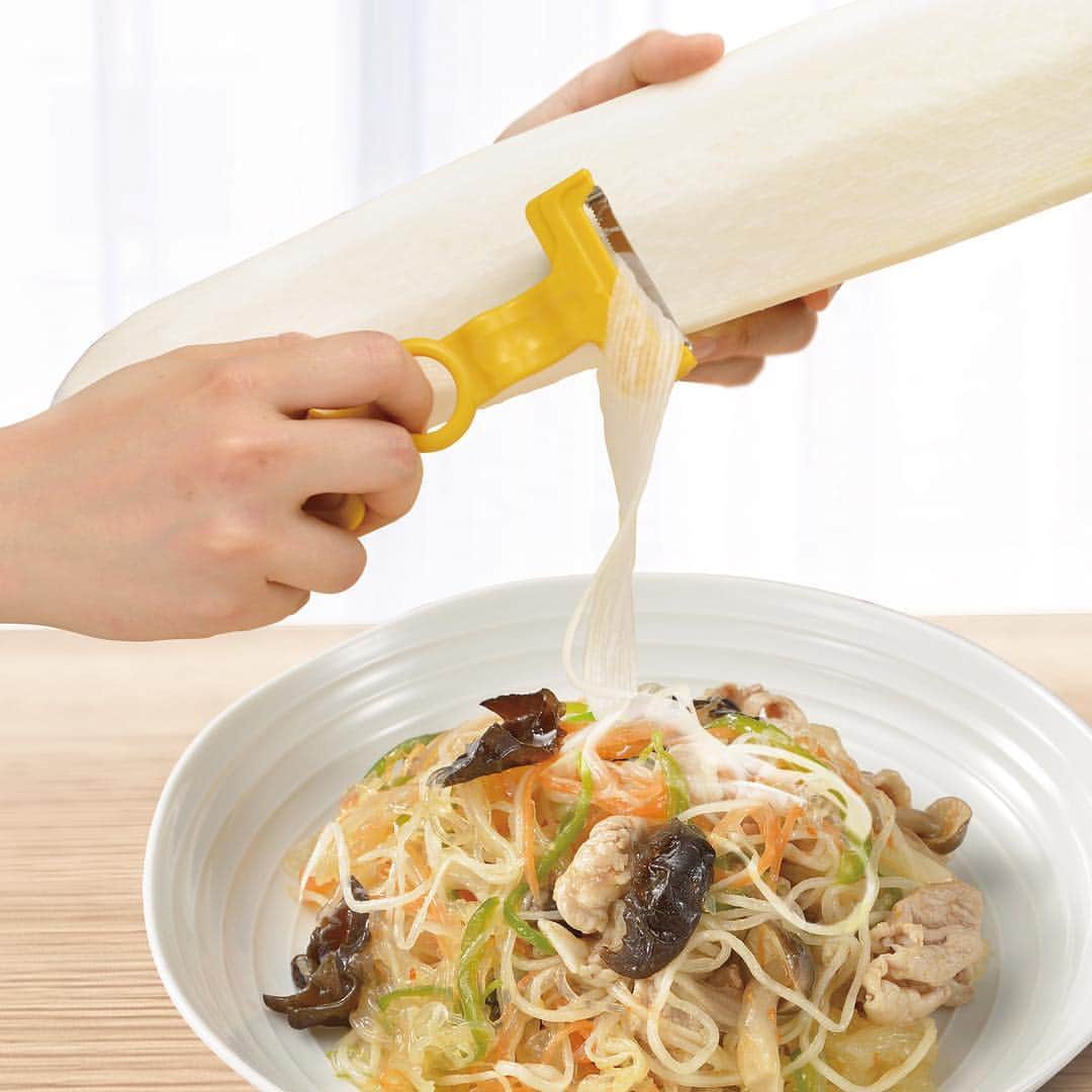 ののじ公式アカウントのインスタグラム：「.⁣ 🍀ヘルシーな野菜ベジヌードルが作れる！🍀⁣ .⁣ 【 #糸はるさめ削り 】⁣ .⁣ ののじの #糸はるさめ削り を使えば⁣ 色々な野菜をシュルシュルッと引くだけ♪⁣ 話題のベジヌードルを簡単に作れる新しいピーラーです😍⁣ .⁣ かさ増しができたり話題のベジヌードルが作れたりと、健康・美容を気にする方にオススメのアイテムです💁✨⁣ .⁣ 野菜好きの方はもちろん、麺類が好きな人や⁣ グルテンフリーを目指す人にもいかがでしょうか😊⁣ .⁣ 「糸はるさめ削り」のご購入は、⁣ ののじ公式instagram @nonoji.official のリンク先、公式HPをご利用くださいませ🧚🏻‍♀️⁣ .⁣ にこにこ、うふふが、いっぱい😊⁣ .⁣ .⁣ #ののじ #野菜 #ベジヌードル #手料理 #料理好きな人と繋がりたい #糸はるさめ削り #ピーラー #麻婆春雨 #グルテンフリー #健康ごはん #キッチングッズ #キッチンアイテム #おうちごはん #家庭料理 #簡単ごはん #便利グッズ #クッキングラム #instafood #tasty #yummy #ワンランク上の生活 #vegetables #デリスタグラム #主婦の味方 #野菜好き #大根 #人参 #晩ごはん #豊かな食卓」