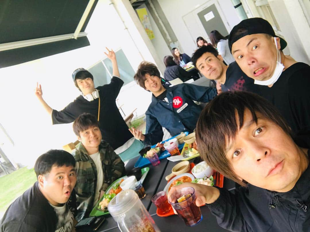 森本英樹さんのインスタグラム写真 - (森本英樹Instagram)「エンプティステージの朝練終了！ 天気良いし、テラスでランチは最高！ #エンプティステージ  #ニブンノゴ  #ギンナナ菊池  #セブンbyセブン  #かたつむり林」4月23日 14時33分 - nibugomorimoto