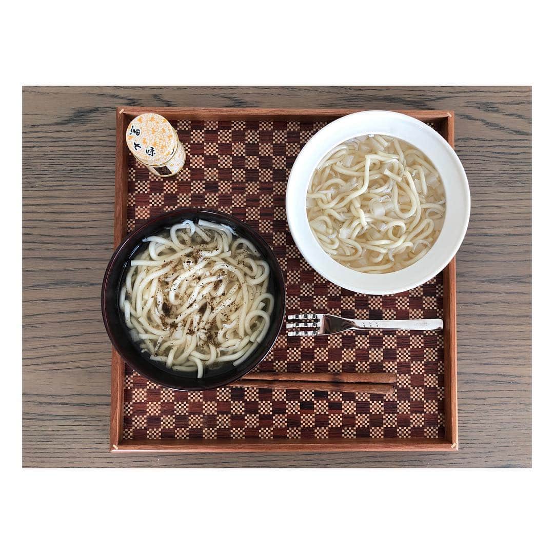 高垣麗子さんのインスタグラム写真 - (高垣麗子Instagram)「・ お腹の調子が良くない時の 娘ごはん。 消化の良いうどんは しらす干しとカブ入りです。 ついでに私も同じものを... 薄味のため黒七味はマスト◯ ・ ・ #お腹に優しい #娘ごはん」4月23日 14時49分 - reikotakagaki