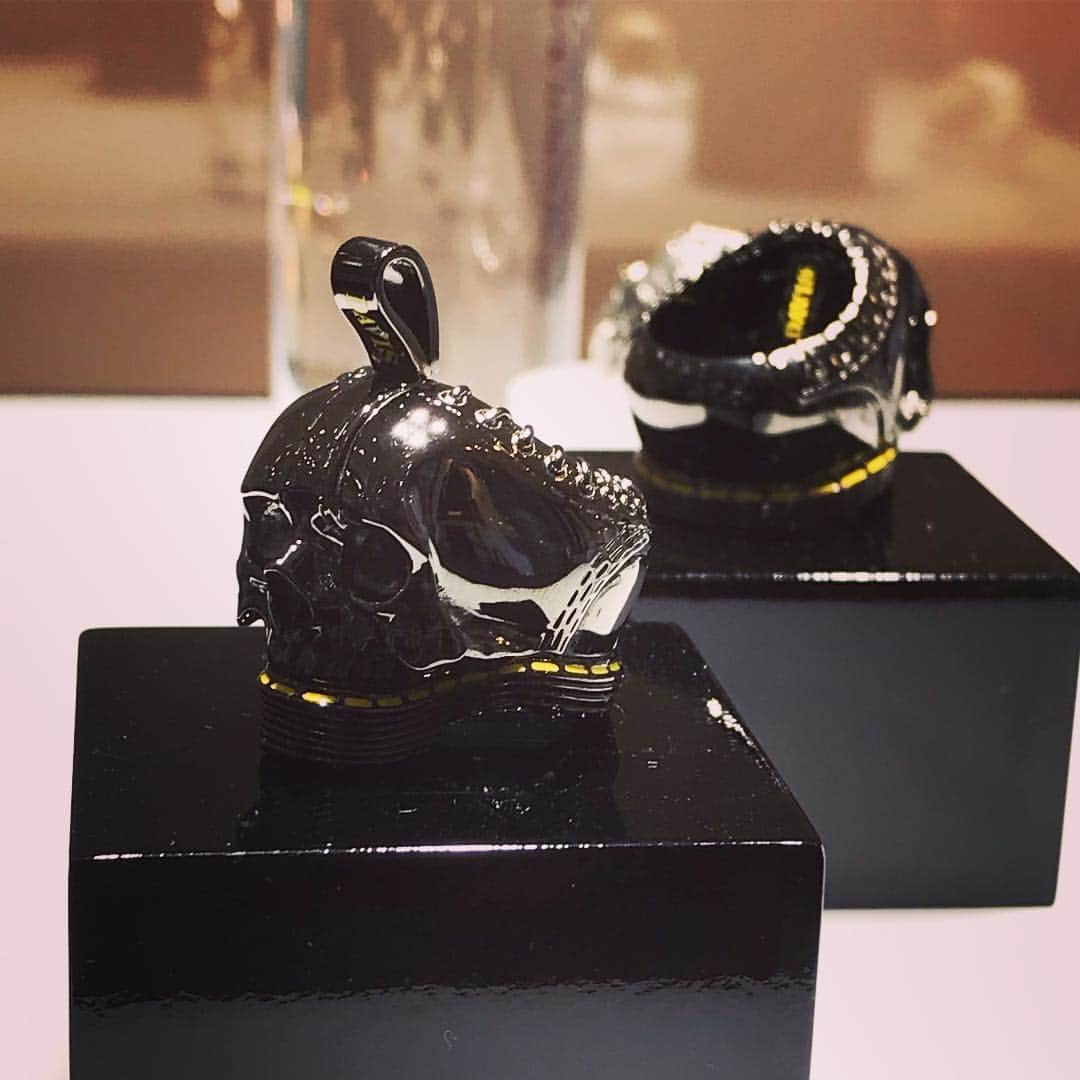Ju-kenのインスタグラム：「🔥Justin Davis 展示会🔥  新作、ヤバイ。。。。。 欲しくなるツボを知りすげている、スーパークール⭐️ こんなに繊細な仕事、見たことない💦  ぜひ、店頭でチェックしで下さい🎁  @justindavisofficial」