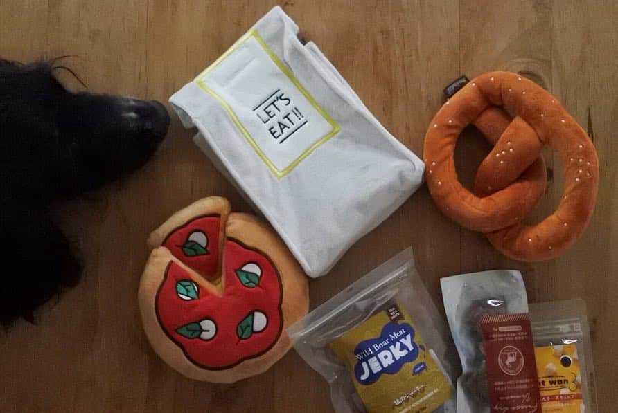 ともさんのインスタグラム写真 - (ともInstagram)「食欲は戻ったけれど、相変わらず元気がないくーちんに @doggybox_jp さんから頂いた#doggybox を開けてあげました🎁 * そしたら、なんて事でしょう🙌🏼すっかり特別扱いになってるくーちんは、普通にテーブルに乗り物色😂 * いつもなら、怒る私だけど、何しろ元気がなかったから、元気って言うだけでいい😆いい👍🏼ってなる😂そしたら、テーブルの上に乗っても良いんだと、みんな🐶🐶思ったらしく無法地帯(動画ストーリーで🙋🏻‍♀️←私うるさくてごめんなさい) * 結局、あんな元気がなかった、くーちんは見る影もなく😂おもちゃを投げれば、すっ飛んで取りに行くし、取られては、返してと泣き、はい。全く元気でした🤣 * 今回頂いたおもちゃとオヤツの2つのboxは、1つにプレッツエル、1つにカサカサ鳴る袋とその中にピザが入ったおもちゃでした🍕🥨✨ * 最初、やたら袋を気に入ってたこーる君でしたが、誰にも羨ましがられず😂 プレッツエルは中が固くて、何処を押してもピヨピヨなるから、ルッちんのお気に入り✨ ピザは軽くてフワフワでカサカサ鳴って一切れがピヨピヨ言うから、くーちんのお気に入り❤️ * どれもこれも大人気だったのですが、最終的に一番近い羨ましがられたひとが勝ち٩(ˊᗜˋ*)وって言ういつも通りの遊びで幕を閉じました。 *  というか、キリがないので、強制的に幕を閉じました😂 * くーちん元気で良かった🤣 また遊ばせて頂きまーす！ * @doggybox_jp さんありがとうございました❤️ #doggybox #ドギボ #ゴールデンレトリバー #こーる君11歳 #ダックス #くーちん11歳 #イングリッシュコッカースパニエル #ルッちん2歳 #goldenretriever #dachshund  #englishcockerspaniel」4月23日 14時52分 - tomowithdog