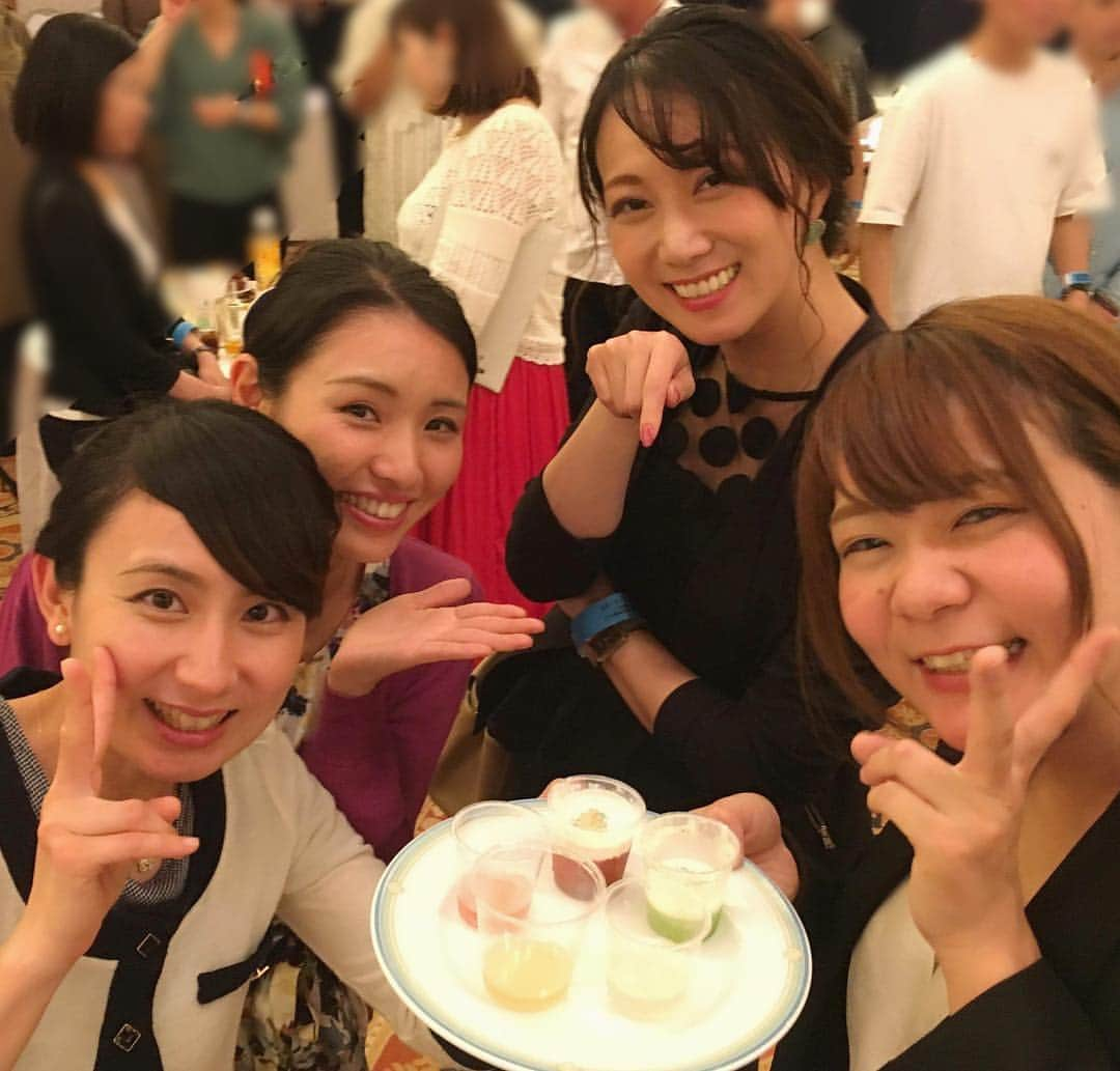 崎山一葉さんのインスタグラム写真 - (崎山一葉Instagram)「＊ ＊ 【第15回 内閣総理大臣賞 琉球泡盛カクテル チャレンジ アジアカップ 2019】  先日、御招きいただき行ってきました。  以前、審査員をさせて頂いた時は 海外は台湾からのエントリーがあり、台湾ではバーテンダーが国家資格にあたると聞き驚いた事を覚えています。 ・ (※調べるとフランスなどもそうなんですね😳) ・ 審査の制限時間内に仕上げるのはもちろんのこと、その中にパフォーマンスまで入る余裕さが印象的でした✨  今年は台湾の他に、シンガポール、ベトナムも参加。 海外からみた日本や沖縄のイメージの捉え方や泡盛の引き出し方、遊び心も感心ばかりでした💓  人気すぎて試飲できなかったカクテルは、那覇市のバーテンダーさん。 今度伺います^_^」4月23日 15時08分 - kazuha_sakiyama