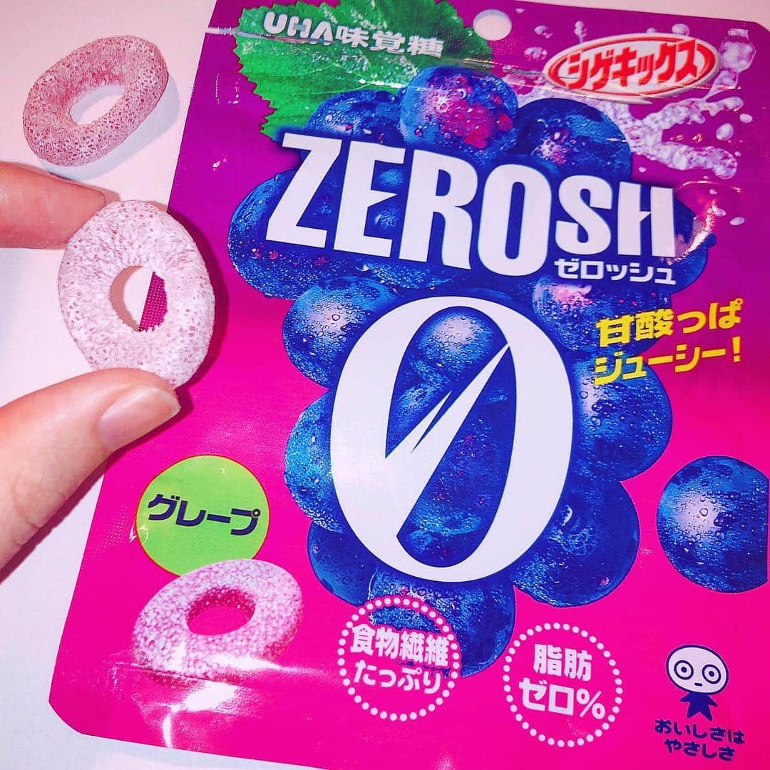 日本グミ協会さんのインスタグラム写真 - (日本グミ協会Instagram)「シゲキックスの仲間、ZEROSH(ゼロッシュ)登場！！！﻿ ﻿﻿ 食物繊維たっぷりで脂肪ゼロ0⃣✨﻿ そしてグミのカタチまでゼロ0⃣✨﻿ ﻿ もっちり食感で甘酸っぱいグレープ味﻿が楽しめます🍇﻿ ﻿ ダイエットのお供にも👌👌﻿ ﻿﻿﻿﻿﻿ 〰〰〰〰〰〰〰〰〰〰〰〰 ﻿﻿﻿﻿﻿﻿ #日本グミ協会 #グミ #グミパ﻿﻿﻿﻿﻿﻿ #93 #gumi #gummy #gummycandy﻿﻿﻿﻿﻿﻿ #グミニケーション﻿﻿﻿﻿﻿﻿ #レッツグミニケーション﻿﻿﻿﻿﻿﻿ ﻿﻿﻿﻿﻿﻿ #UHA味覚糖﻿﻿ #シゲキックス ﻿ #ZEROSH #ゼロッシュ ﻿ #グレープ #🍇 #0⃣ #0﻿ #コンビニ  #新作グミ﻿ #食物繊維 #脂肪ゼロ #ダイエット﻿  #実はリニューアル 〰〰〰〰〰〰〰〰〰〰〰〰」4月23日 15時13分 - gummy_japan