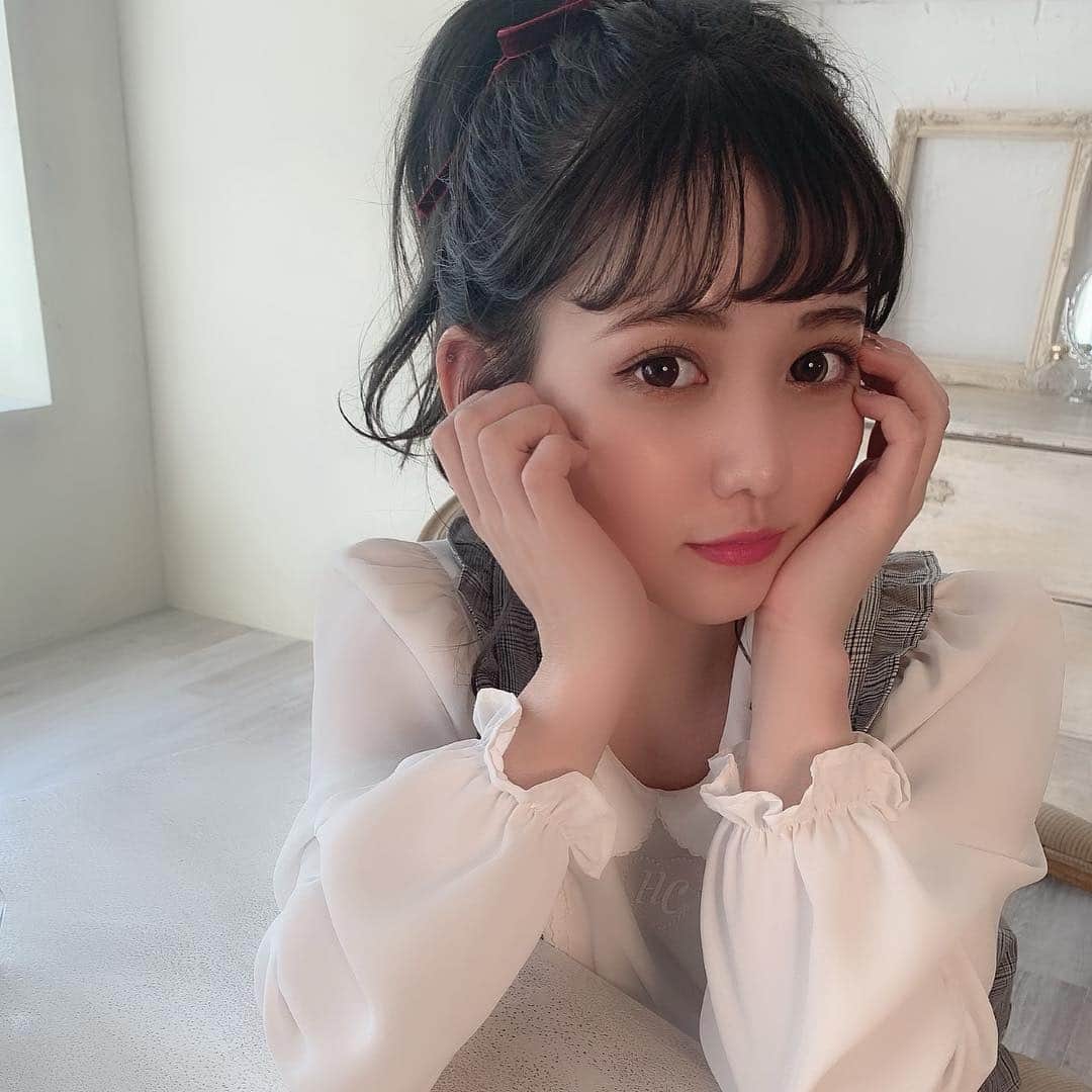 高橋有紀のインスタグラム：「ノアちゃんがイメージモデルのカラコンのヘアメイク担当させてもらいました♡ Lysanailも来てくれてありがとう♡ #佐藤ノア #osakana_yuki」