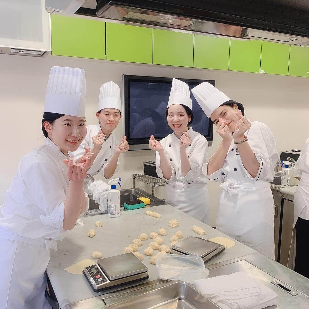 東京ベルエポック製菓調理専門学校さんのインスタグラム写真 - (東京ベルエポック製菓調理専門学校Instagram)「#パティシエ実践科 とあるクラスでは、2週目の製パンの授業でした！🍞 細長く生地を成形する、という技術もなかなか難しいです😰練習あるのみ！  #製パン #実習 #パティシエ #東京ベルエポック製菓調理専門学校」4月23日 15時24分 - belleseika