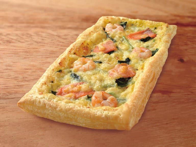 宅配ピザ「ナポリの窯」さんのインスタグラム写真 - (宅配ピザ「ナポリの窯」Instagram)「本日のおすすめ♡﻿ 海老とスモークサーモン﻿ ﻿ 相性抜群のキッシュソースに海老、サーモン、ホウレン草をトッピングしました。﻿ 彩り鮮やかで食卓を更に華やかにする商品です。﻿ ﻿﻿ パイピッツァはサクッ・ふわっが美味しいですよ♪﻿ ﻿ #ナポリの窯 ﻿﻿﻿﻿﻿﻿﻿﻿ #ナポリ ﻿﻿﻿﻿﻿﻿﻿﻿ #ピザパーティー ﻿﻿﻿﻿﻿﻿﻿﻿ #ピザパ ﻿﻿﻿﻿﻿﻿﻿﻿ #ランチ ﻿﻿﻿﻿﻿﻿﻿﻿ #ディナー ﻿﻿﻿﻿﻿﻿﻿﻿ #🍕 #ピザ ﻿﻿﻿﻿﻿﻿﻿﻿ #ピッツァ﻿﻿﻿﻿﻿﻿﻿﻿ #宅配ピザ ﻿﻿﻿﻿﻿﻿﻿﻿ #デリバリーピザ ﻿﻿﻿﻿﻿﻿﻿﻿ #おいしい ﻿﻿﻿﻿﻿﻿﻿﻿ #美味しい ﻿﻿﻿﻿﻿﻿﻿﻿ #美味しいピザ ﻿﻿﻿﻿﻿﻿﻿﻿ #手作りピザ ﻿﻿﻿﻿﻿﻿﻿﻿ #新発売 ﻿﻿﻿﻿﻿﻿﻿﻿ #チーズ ﻿﻿﻿﻿﻿﻿﻿﻿ #イタリアン　﻿﻿﻿﻿﻿﻿﻿﻿ #パスタ ﻿﻿﻿﻿﻿﻿﻿﻿ #dinner ﻿﻿﻿﻿﻿﻿﻿﻿ #lunch ﻿﻿﻿﻿﻿﻿﻿﻿ #pizza ﻿﻿﻿﻿﻿﻿﻿﻿ #instagood ﻿﻿﻿﻿﻿﻿﻿﻿ #instafood ﻿﻿﻿﻿﻿﻿﻿﻿ #italian ﻿﻿﻿﻿﻿﻿﻿﻿ #パイ」4月23日 15時34分 - napolinokama