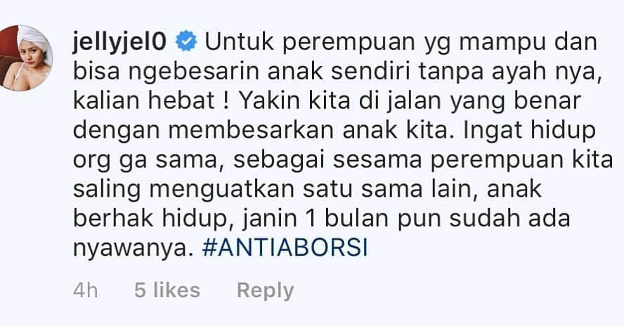 Jelly Jeloのインスタグラム：「Yakin dengan membesarkan anak kita, kita sudah menyelamatkan masa depan kita. Persetan dengan omongan orang lain. Tetap semangat, ingat anak sudah bawa rejeki nya masing2. Jaga anak selama dlm kandungan,  makan vitamin, jangan dirusak, di siksa dengan kebiasaan km yg bisa buat janin jadi ga berkembang, karena klo nanti anak lahir sakit atau cacat, kamu sendiri yang nyesel ! amit2 #antiaborsi dan JANGAN NGEWE SELAIN sama PAPA NYA ! Pamali, rujit, dan pejuh cowo lain selain papa nya, bisa jadi penyakit ke anak kamu !」