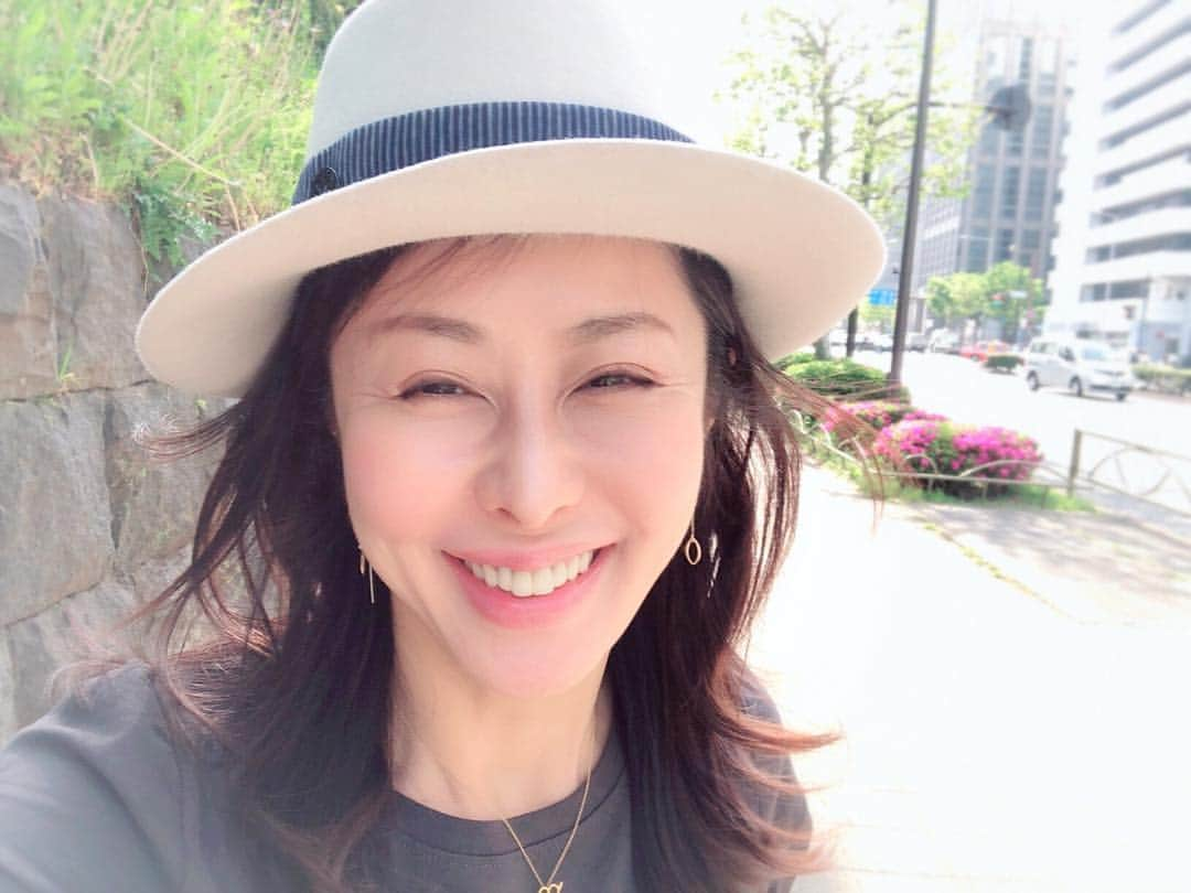 藤井美加子さんのインスタグラム写真 - (藤井美加子Instagram)「☆﻿ 初夏の陽気☀️ ﻿ 『セロトニン』を増やすチャンスです🍋﻿ 胸を張って青空を見上げてキラキラして🤩﻿ ﻿ ﻿ 太陽の光を浴びる事で #セロトニン が出ます。﻿ ﻿セロトニンは別名 #幸せホルモン #元気ホルモン と呼ばれ姿勢が良くなり元気になります。﻿ 夜になると #メラトニン に変わり深い睡眠を取ることが出来ます。﻿セロトニンを増やす事は最高のアンチエイジングなんです✨✨﻿ ﻿﻿ ﻿﻿ #美肌食マイスター#アンチエイジングアドバイザー#美肌エキスパート#女優#美容#東洋医学#健康#美肌先生#美肌食#美肌生活#美しく生きる#三木美加子 ﻿﻿ #health#orientalmedicine#preventivemedicine#beauty#beautiful#peace#happy#harmony#life#lifestyle#healthy#healthylifestyle#smile#sun」4月23日 15時45分 - mikako_miki