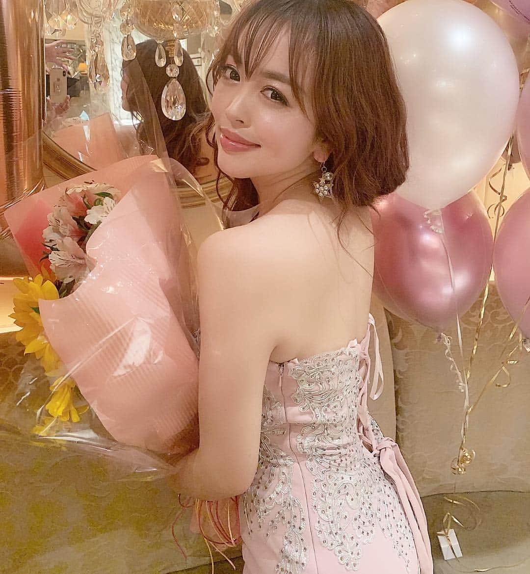 板橋瑠美さんのインスタグラム写真 - (板橋瑠美Instagram)「Dress💋 ・ partyに着用したドレスは 大好きな姉さんの店☻ ・ @ledione.dress  で一目惚れした、 どタイプなダスティーピンクの品のあるロングドレスにしました❤️ ・ ルディオーネのドレスは本当に可愛いのがたくさんあるー！ 大事なイベントの時に試着して選んだりしてます(＊´ω｀＊)” ・ ゆうきちゃん @chibikkoyuki_ledione いつもありがとうございます😊💓 ・ ・ ・ #Dress #Ledione #ルディオーネ #rumi15周年」4月23日 16時16分 - rumi_official_0616