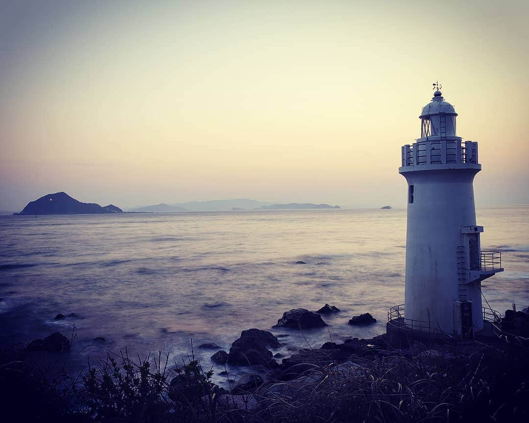 愛知県田原市さんのインスタグラム写真 - (愛知県田原市Instagram)「Do you receive my voice? * 神島の人、聞こえますかー？ * #ブラジル には届かないけど #神島 ぐらいには届くかな？ #伊良湖水道を毎日見てると #たまに考えちゃう #そんな毎日なのさ * 灯台マン的気持ちの #たはら暮らし * #渥美半島#田原市#田原#伊良湖岬#伊良湖#赤羽根#サーフィン#灯台#海#ゆうやけ#夕焼け#ゆうやけこやけ部#tahara#irago#akabane#spring#surfing#田舎暮らし#日々の暮らし#休日の過ごし方#スローライフ#instagramjaran#igersjp」4月23日 16時14分 - tahara_kurashi