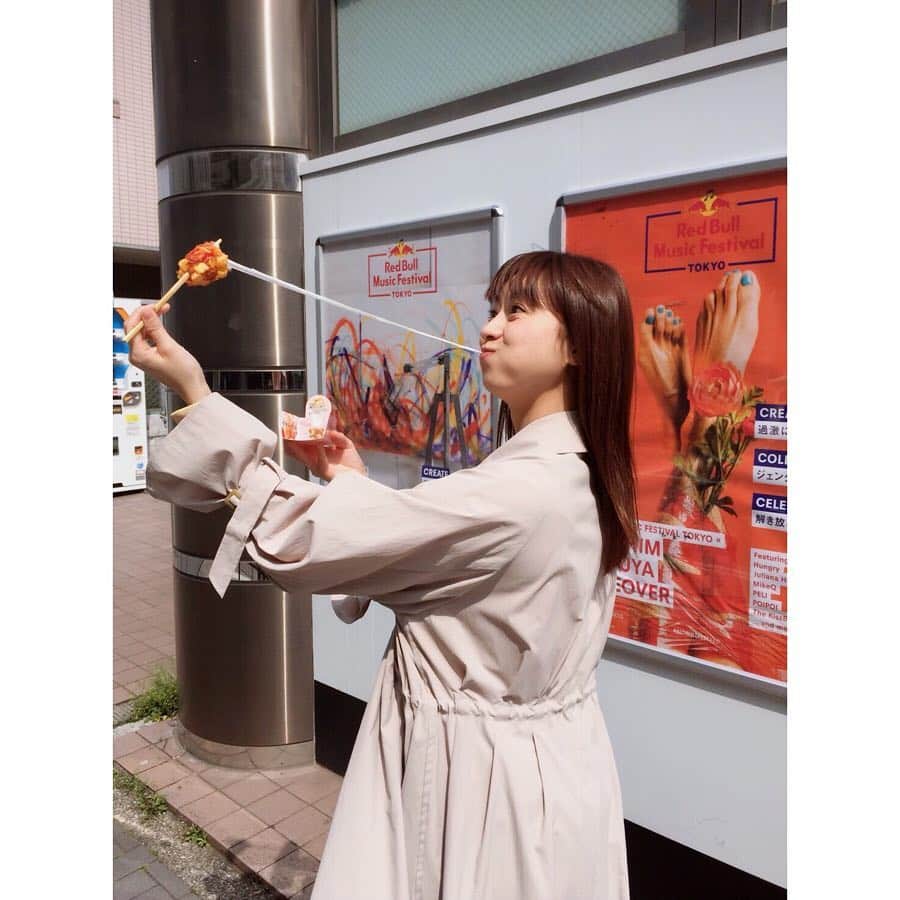 小坂温子さんのインスタグラム写真 - (小坂温子Instagram)「ビヨヨ〜〜〜ん‼️ もう伸ばせないよ😳😂 こんなに伸びるなんて‼️😆笑。 思ったよりサクッと軽くて😋 これは、また食べたくなるね🧀🤤 #ありらんホットドッグ  #ポテトーラ  #食べ歩き  #下北沢  #のびーるチーズ」4月23日 16時21分 - kosaka_atsuko