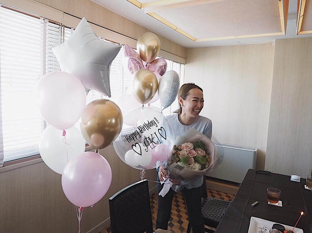 翁安芸さんのインスタグラム写真 - (翁安芸Instagram)「What an amazing surprise💘🌈😭💕✨ Big thank you to @tamarumaki and my precious friends💓💓💓 #love #friends #thankyou #surprisebirthday #April #birthday #filledwithlove #balloons #flowers #cicada」4月23日 16時21分 - akinyc