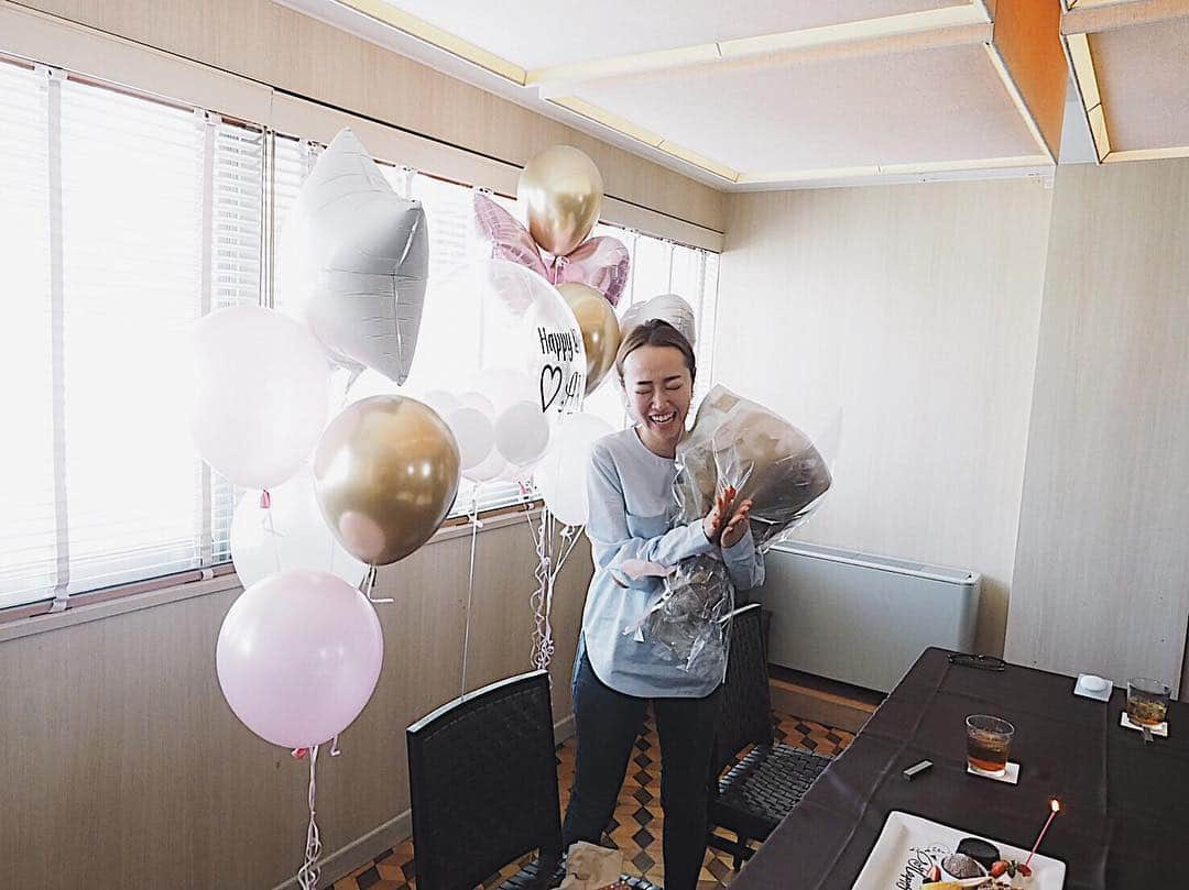 翁安芸さんのインスタグラム写真 - (翁安芸Instagram)「What an amazing surprise💘🌈😭💕✨ Big thank you to @tamarumaki and my precious friends💓💓💓 #love #friends #thankyou #surprisebirthday #April #birthday #filledwithlove #balloons #flowers #cicada」4月23日 16時21分 - akinyc