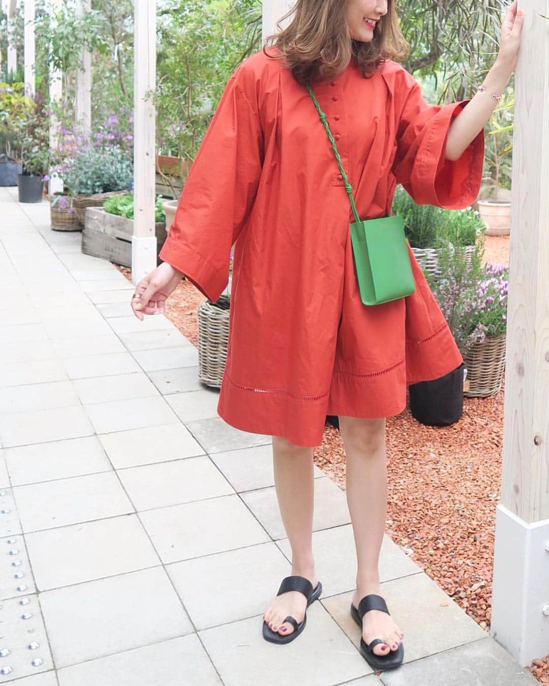 Mai Wakimizuさんのインスタグラム写真 - (Mai WakimizuInstagram)「今日のcoordinate♡saorinが着てるのを見て欲しい！と思ったワンピース♡ガバッと1枚で着れて、色んなところをカバーしてくれる♡今年っぽいテラコッタカラーもお気に入り＼(^o^)／ #wakkinstyle#ootd#coordinate dress:#rosymonster @rosy_monster  bag:#jilsander  shoes:#jilsandernavy」4月23日 16時22分 - wakkin__m