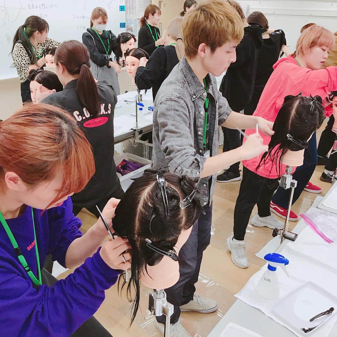 東京ビューティーアート専門学校さんのインスタグラム写真 - (東京ビューティーアート専門学校Instagram)「. 美容科1年生の授業に潜入👀 . 入学したばかりだけど、もうブロッキングの練習をしています！！ . 正しい姿勢や目線は美容技術の基礎になります☝️ . 夢中に夢を追いかける姿は素敵ですね🤣 . #東京ビューティーアート #オープンキャンパス #美容師 #ヘアメイク #エステ #メイク #ネイル #モデル #アイリスト #マツエク #美容学校 #トータルビューティー #JNA #認定校 #ヘアアレンジ #かわいい #おしゃれ  #ヘアスタイル #ビューティー #アート #コーディネート #おしゃれ好きと繋がりたい #美容好きな人と繋がりたい #授業 #基本 #ベーシック #夢 #真剣」4月23日 16時30分 - tokyo_beauty_art_college