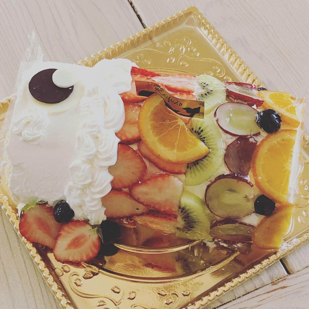 ケーキ&カフェ 海風堂のインスタグラム：「こどものひのデコレーションケーキご予約承ります❗️こいのぼりロールやかぶとのチョコレートケーキをご用意してお待ちしております🎏 #こどものひケーキ#こいのぼりロール#市川#ケーキ#市川のお菓子屋さん」
