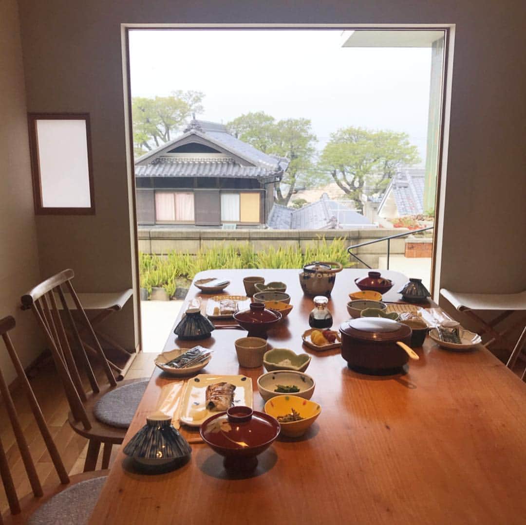 早坂香須子さんのインスタグラム写真 - (早坂香須子Instagram)「一口目からノックアウト。  オーナーシェフの地元食材への愛、鮮度、 お料理のセンスの良さ、 温泉の泉質、 お布団ふかふか、 地元の職人さんが作った家具、 朝ごはん、  全てが好みだった淡路島初日のお宿はゆきちゃんが予約してくれました。 ありがとう！  今すぐに帰りたい♨️笑」4月23日 16時50分 - kazukovalentine