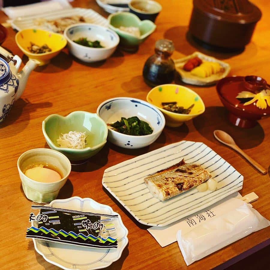 早坂香須子さんのインスタグラム写真 - (早坂香須子Instagram)「一口目からノックアウト。  オーナーシェフの地元食材への愛、鮮度、 お料理のセンスの良さ、 温泉の泉質、 お布団ふかふか、 地元の職人さんが作った家具、 朝ごはん、  全てが好みだった淡路島初日のお宿はゆきちゃんが予約してくれました。 ありがとう！  今すぐに帰りたい♨️笑」4月23日 16時50分 - kazukovalentine