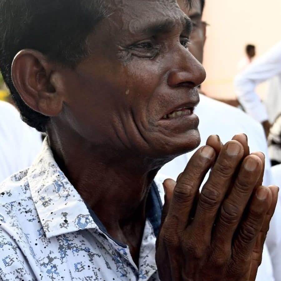 CNNさんのインスタグラム写真 - (CNNInstagram)「A man cries as he walks behind the coffin of a bomb blast victim after a funeral service at St. Sebastian’s Church in Negombo, Sri Lanka. Hundreds of mourners, most of them wearing white, attended a memorial service at the church, where more than 100 people died during Easter services. One priest told CNN that he hadn’t seen a mass funeral like it since 1984, shortly after the outbreak of the country’s bloody civil war. Tuesday has been designated as an official day of mourning in Sri Lanka following the string of bombings across the country on Easter Sunday, which killed at least 310 people. (📸: Jewel Samad/AFP/Getty Images and CNN’s @bextables) #srilanka」4月23日 16時43分 - cnn