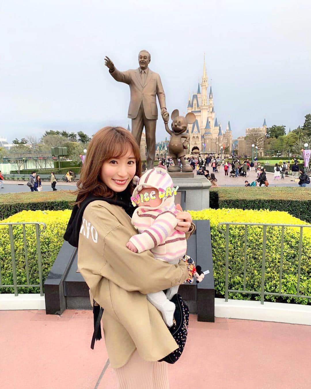 小林真由のインスタグラム：「⋆ ﻿ ⋆﻿ 娘と初ディズニー🎪﻿ パレードもショーも花火も興味津々！﻿ 瞬きを忘れるほど目を見開いて眺めてて﻿ 大人たちは娘を見てるのが楽しかった♡ よく聴いてる音楽にも興奮してた🧸✨ ﻿ #ディズニー #ディズニーランド #子連れディズニー #女の子ベビー #生後5ヶ月 #tokyodisneyland」
