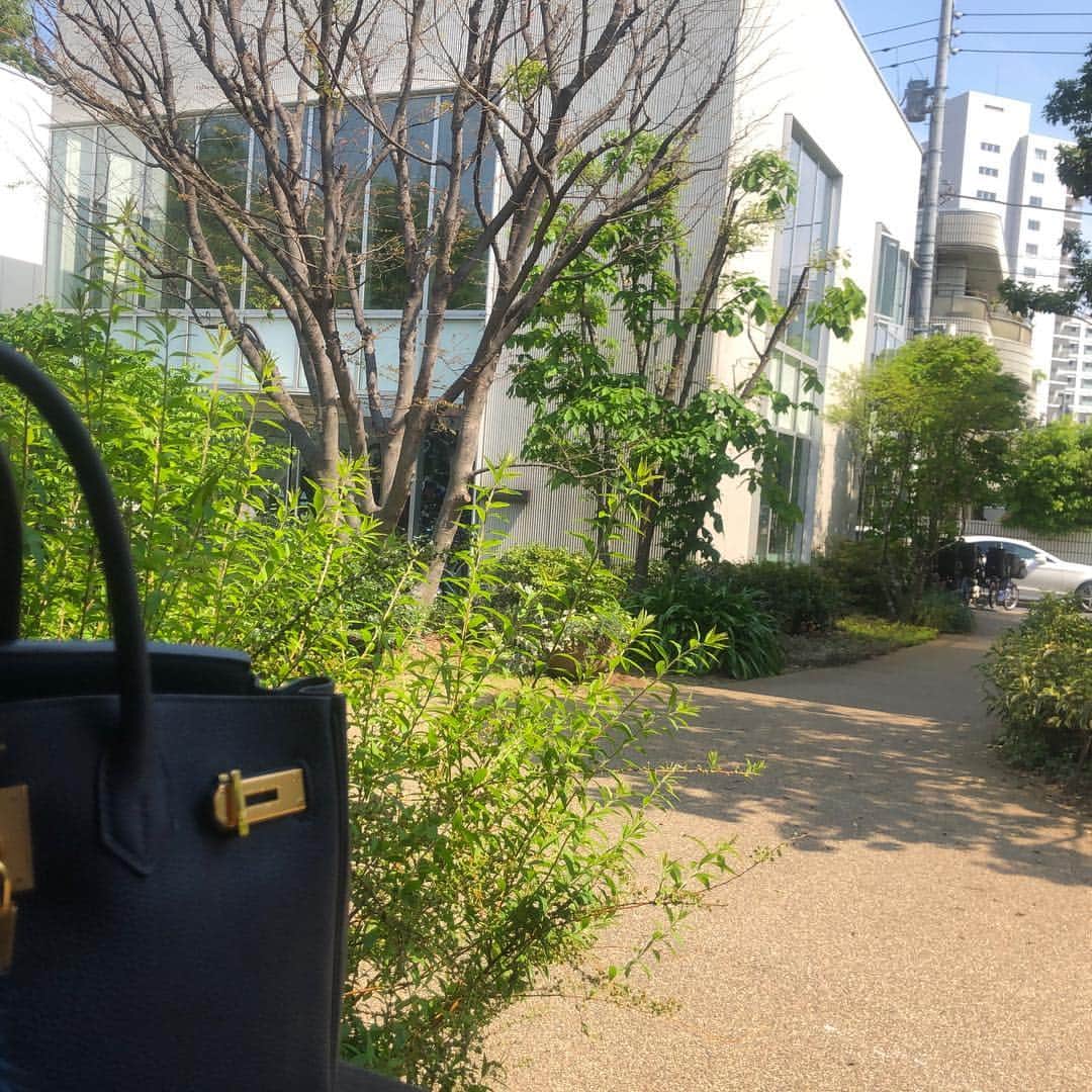 高嶋ちさ子さんのインスタグラム写真 - (高嶋ちさ子Instagram)「昨日に引き続き今日も休み。友人と素敵なカフェでお茶したり。気分はのんびりと言いたいとこだが… しかし、休みが2日続くとこの世から干された気になる、貧乏性な私。 #友人が持ってたバーキン #イースター」4月23日 16時50分 - chisakotakashima