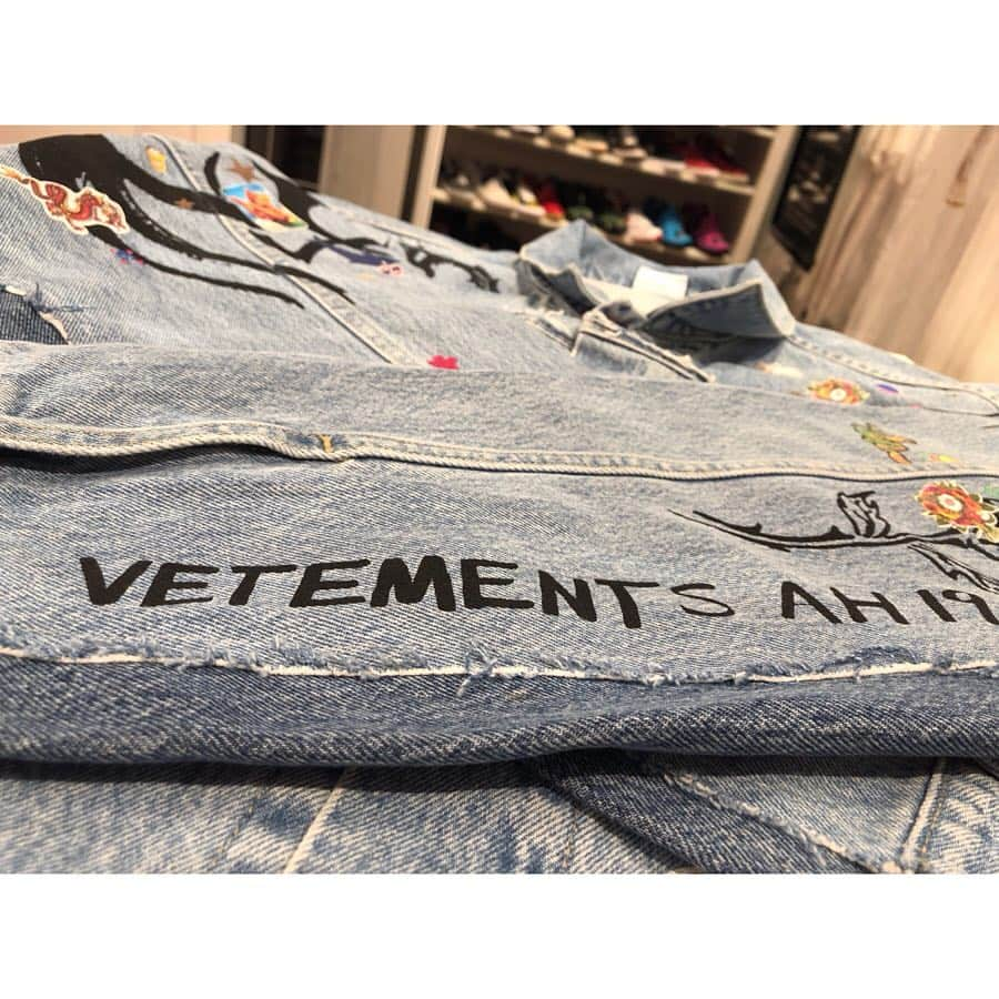 RINKAN渋谷店さんのインスタグラム写真 - (RINKAN渋谷店Instagram)「【New Arrival】 《VETEMENTS》  人気のTRIBAL STICKER OVERSIZED DENIM JACKET再入荷しました。 シンプルになりがちな、これからのシーズンに活躍する一着です。  是非この機会に店頭にてご覧くださいませ！  VETEMENTS TRIBAL STICKER OVERSIZED DENIM JACKET size:XS  2031USD ㅤㅤㅤㅤㅤㅤㅤㅤㅤㅤㅤㅤㅤ  #rinkan #shibuya #supreme #supremenorthface #offwhitenike #yeezyboost #yeezyboost350V2 #rafsimons #calvinklein #alyx #kapital #gosharubchinskiy #acoldwall #louisvuitton #vetements #balenciaga #vlone #offwhite #readymade #yeezy #yeezyseason #fearofgod #fog #doublet #needles #undercover #ambush  RINKAN 渋谷 03-5458-3050」4月23日 16時52分 - rinkan_shibuya