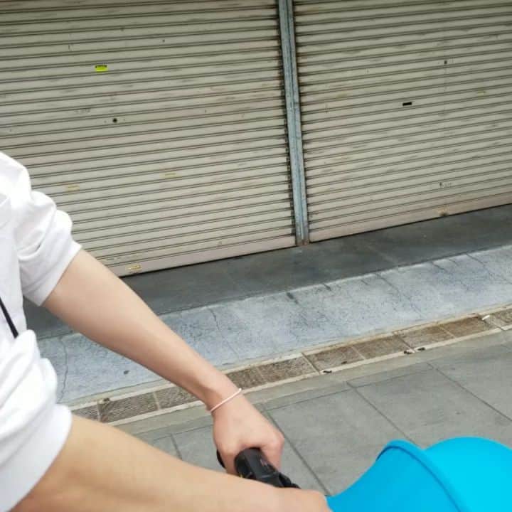 柄本時生のインスタグラム：「旅行初日空港から40分かけて宿についた。やっとついたのにコイツずっと関西弁なんだけど、、、疲れてんだよなぁ。。なんなんてお前がなんなん？明日から心配だよ。」