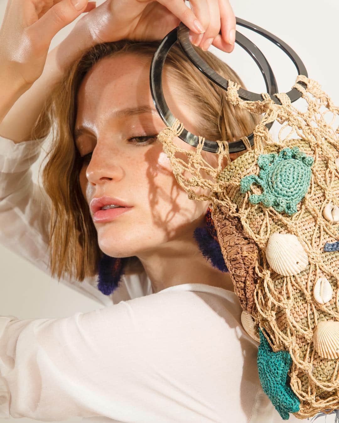 ジャマンピュエッシュのインスタグラム：「Entirely handmade of raffia and real sea shells, the Odyssee bag will accompany you in a long pleasant voyage to the seaside.  #jaminpuech #fashion #beach #style #summer」