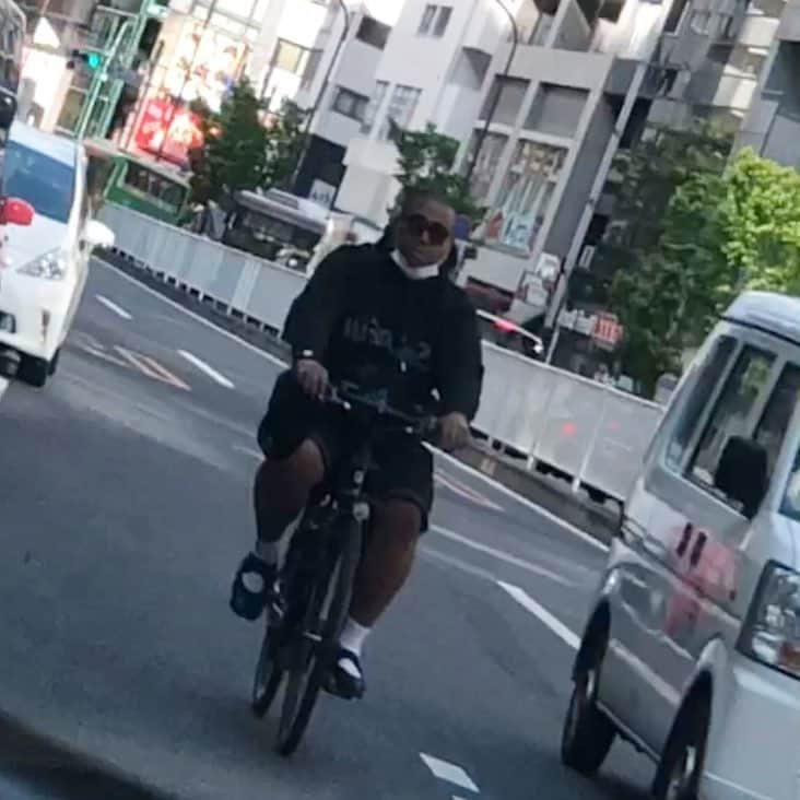 アントニーのインスタグラム：「こないだチャリで爆走してる所を友達に撮られたマジ恥ずい…  #チャリ #チャリンコ爆走外国人」