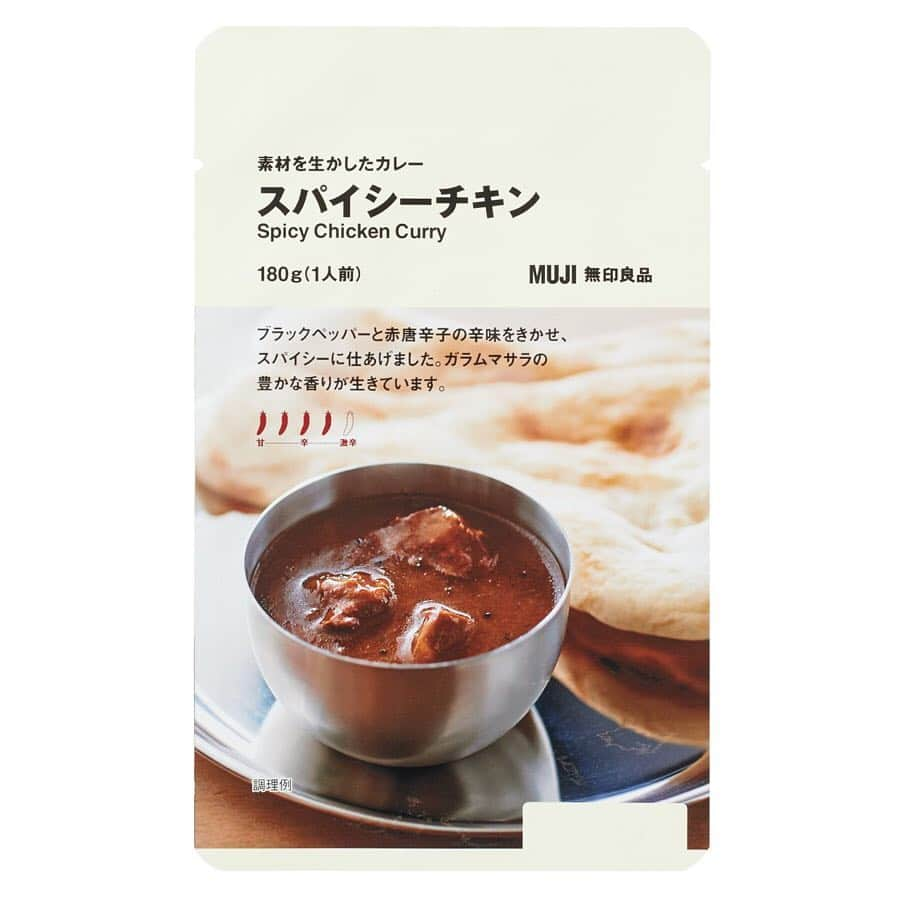 無印良品さんのインスタグラム写真 - (無印良品Instagram)「【新商品】素材を生かしたカレー　スパイシーチキン／トマトのキーマ 「素材を生かしたカレー　スパイシーチキン」がリニューアルしました。ブラックペッパーと赤唐辛子の辛味をきかせ、よりスパイシーな仕あがりに。ガラムマサラの豊かな香りが生きています。 昨夏に季節限定で販売した「素材を生かしたカレー　トマトのキーマ」は、お客さまの声を受けて、通年お求めいただける商品としてリニューアルして帰ってきました。３種のトマトを使い、炒め玉ねぎを加えて煮込むことでマイルドな辛さに仕あげています。  #無印良品 #MUJI #カレー #curry #素材を生かしたカレー #トマトのキーマ #キーマカレー #スパイシーチキン」4月23日 17時00分 - muji_global