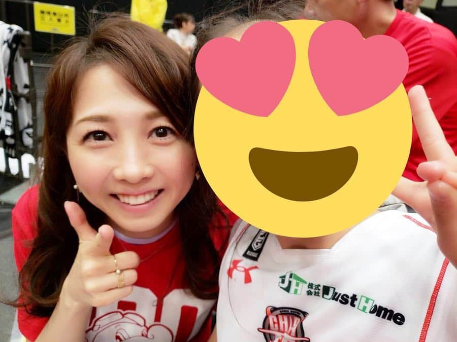 川口満里奈さんのインスタグラム写真 - (川口満里奈Instagram)「. . Bリーグレギュラーシーズン最終戦 千葉ジェッツ対サンロッカーズ渋谷を観戦⛹️‍♂️ 渋谷ホームだったので、会場は母校青学でした🎓🌸 無事に勝利で締めくくり！🎊 チャンピオンシップで 「圧倒的に勝ちたい」という選手たちの言葉に、 心がおどり、胸が熱くなります🔥 これまで以上に厳しい戦いが待ち受けていますが、 私も応援頑張るぞー！ 写真は、可愛い可愛いちっちゃなお友達と❤️😘. . . . #千葉ジェッツ #サンロッカーズ渋谷 #Bリーグ #バスケ」4月23日 17時01分 - mqrinqkqwqguchi