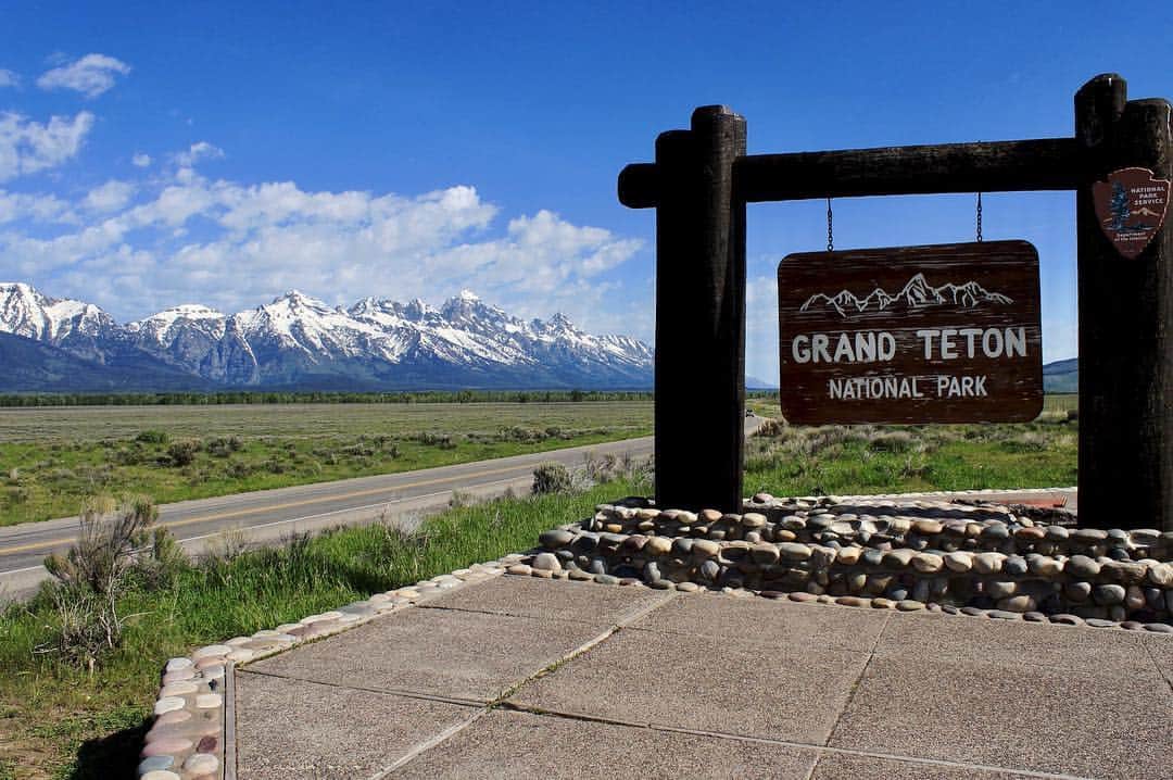 アメリカ大使館さんのインスタグラム写真 - (アメリカ大使館Instagram)「美しい山脈が映えるこの景色を見せてくれるのは、Grand Teton National Park 🏞 (グランド・ティトン国立公園🏞) 実はイエローストーン国立公園の南側に位置しています。 美しい景色を楽しみながらハイキング🥾やウォーキング🚶‍♂️が楽しめます。そのコース全て合わせるとおよそ300kmもあるんだとか⁉️ . #us #usa #america #nationalparkweek #nationalparks #mountain #hiking #photooftheday #wyoming #studyabroad #nature #view #アメリカ #留学 #国立公園 #公園 #ハイキング #トレッキング #インスタ映え #大自然 #マイナスイオン #yellowstonenationalpark #grandtetonnationalpark #sky #空 #window #窓」4月23日 17時06分 - usembassytokyo