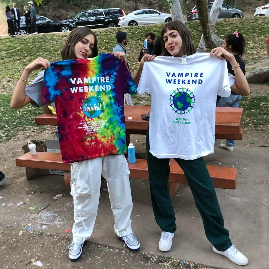 エズラ・クーニグのインスタグラム：「@simihaze with a VW shirt (R) and a @seinfeld2000 shirt commemorating said shirt (L) - I think it’s time to do a shirt commemorating all the shirts from the past year (including the commemorative shirts.)」