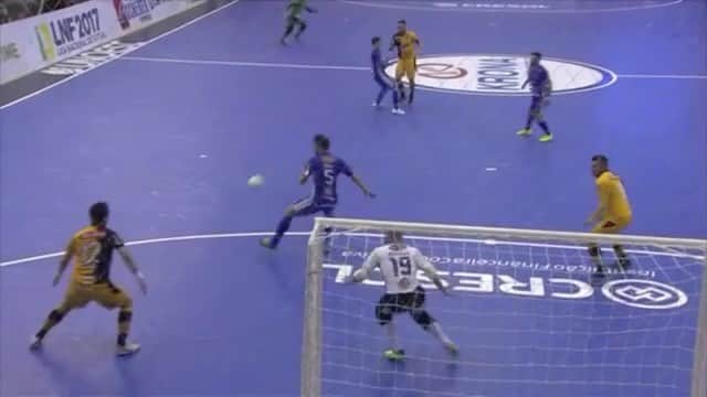 アレッサンドロ・ローザ・ヴィエイラのインスタグラム：「VÍDEO- A precisão na assistência é tão importante quanto na finalização! Dar o passe no tempo certo,na perna certa,na força certa faz toda diferença! E também no ataque de goleiro linha,a busca sempre do passe pra frente com ritmo e velocidade =Gol ⚽️🇧🇷 👑 #OREI 👑」